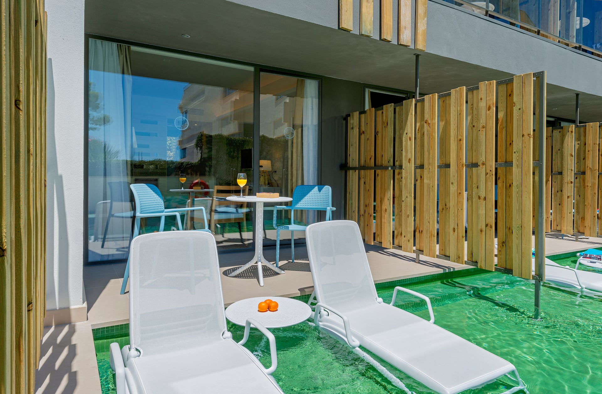 <p>kahden hengen huone, terassilta käynti uima-altaaseen</p>