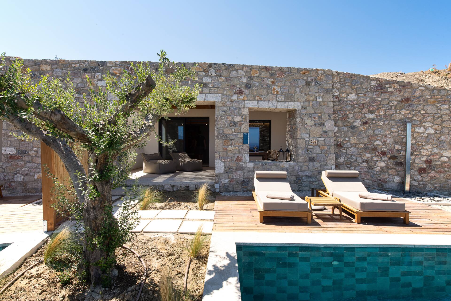 <p>sviitti, oma uima-allas</p>