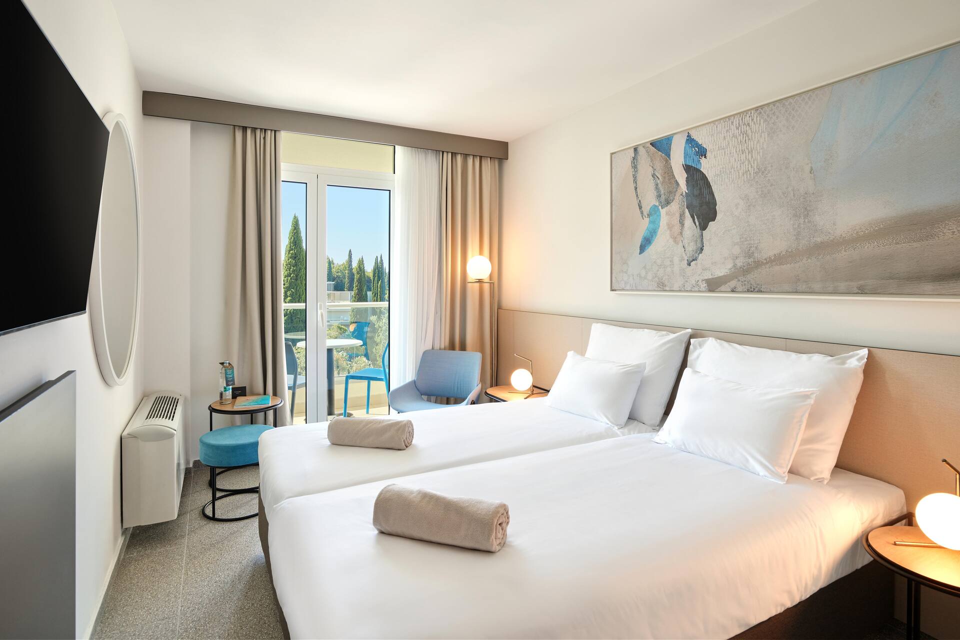 <p>pää- ja sivurakennuksen kunnostettu Superior-huone</p>