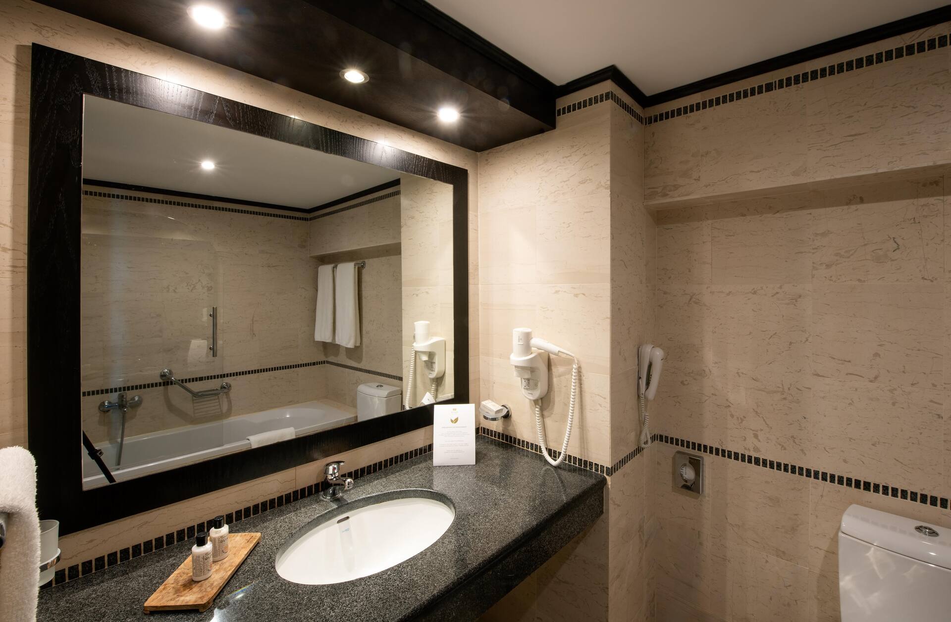 <p>Twin-huone, merinäköala</p>