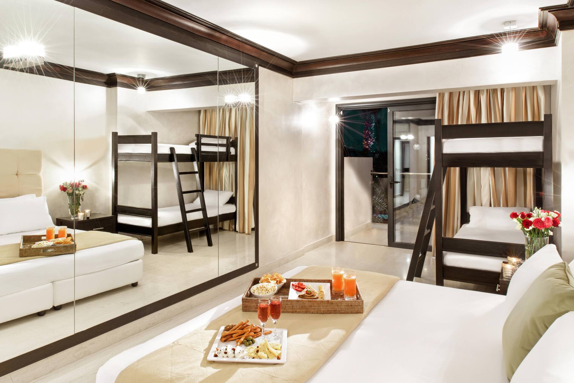 <p>Neljän hengen huone</p>