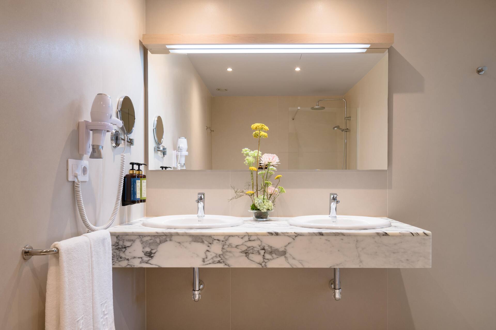 <p>Sviitti 4.–5. kerroksessa,</p>