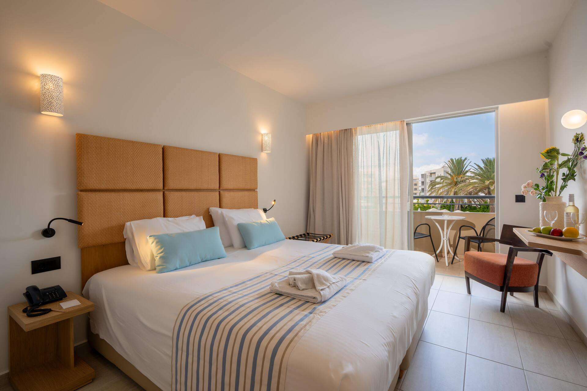 <p>Deluxe-huone, uima-allasnäköala</p>