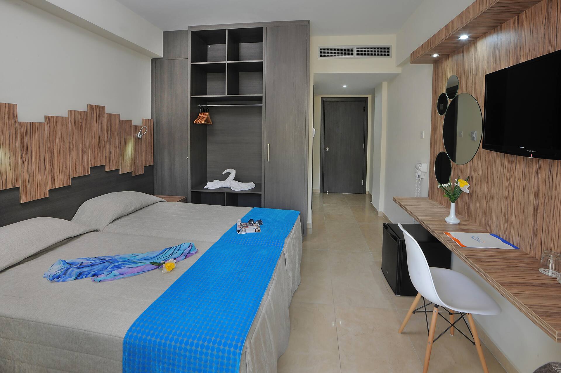 <p>Kahden hengen huone, osittainen merinäköala</p>