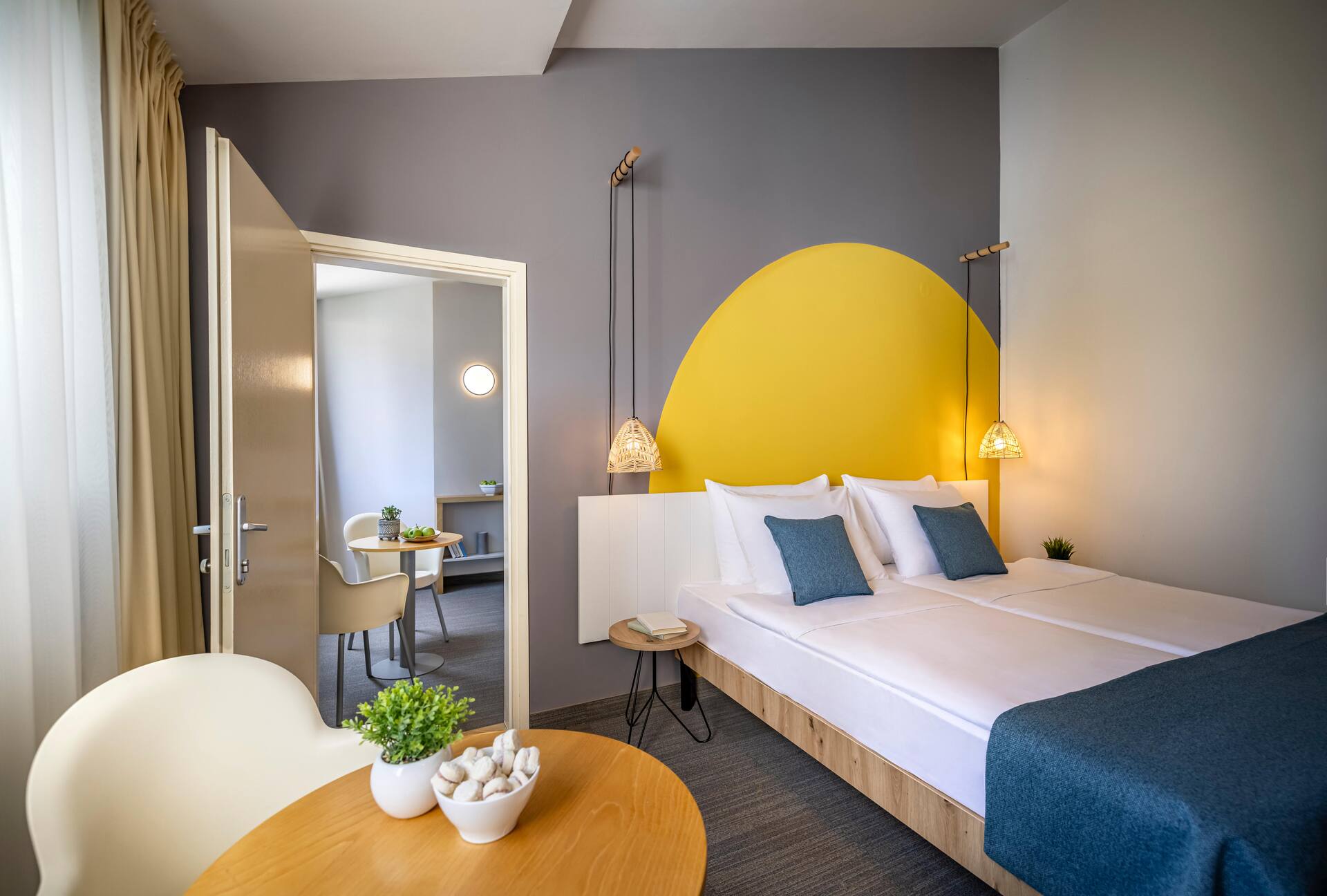 <p>väliovellinen Superior-huonepari</p>