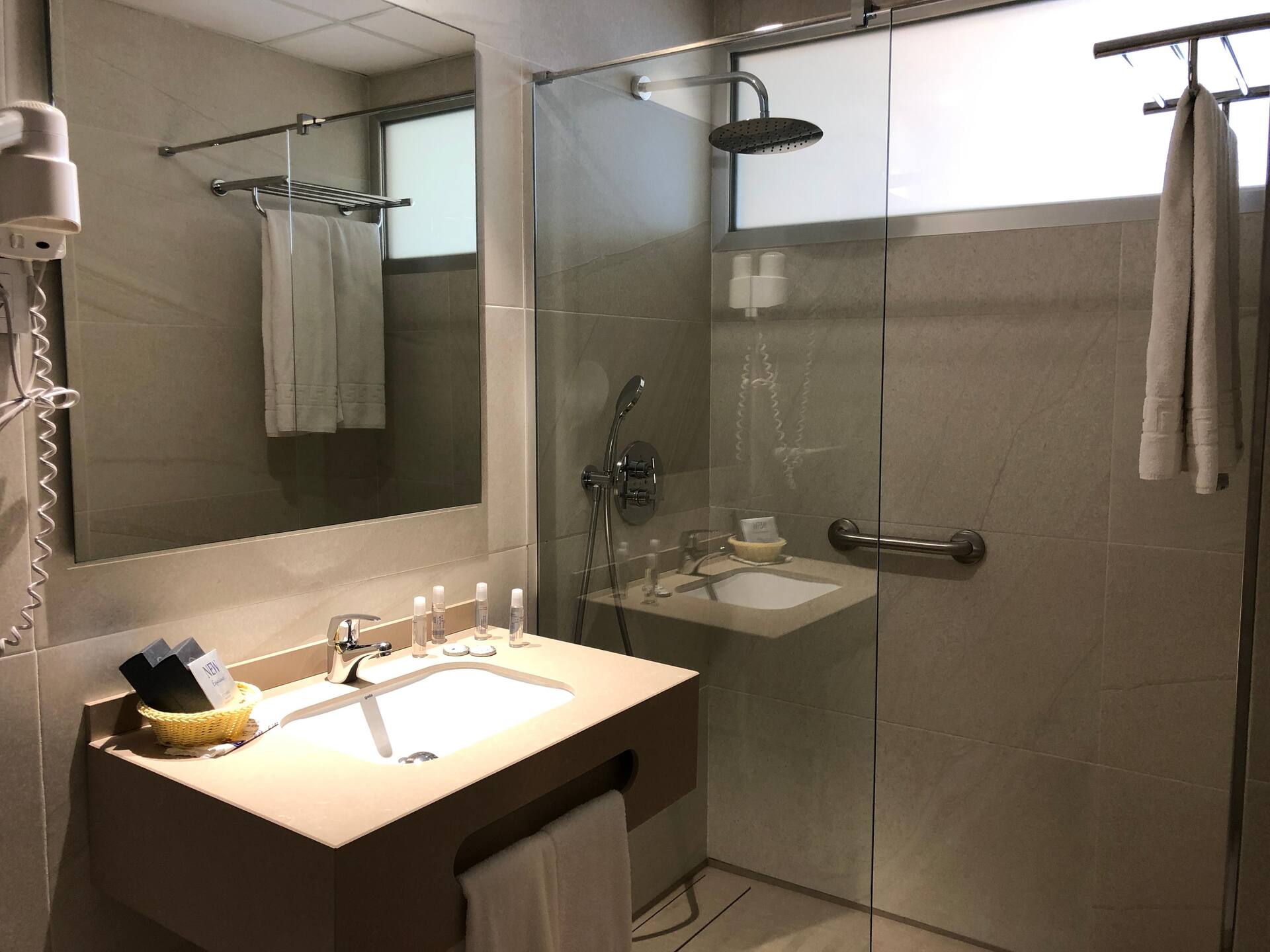 <p>Kahden hengen huone, osittainen merinäköala</p>