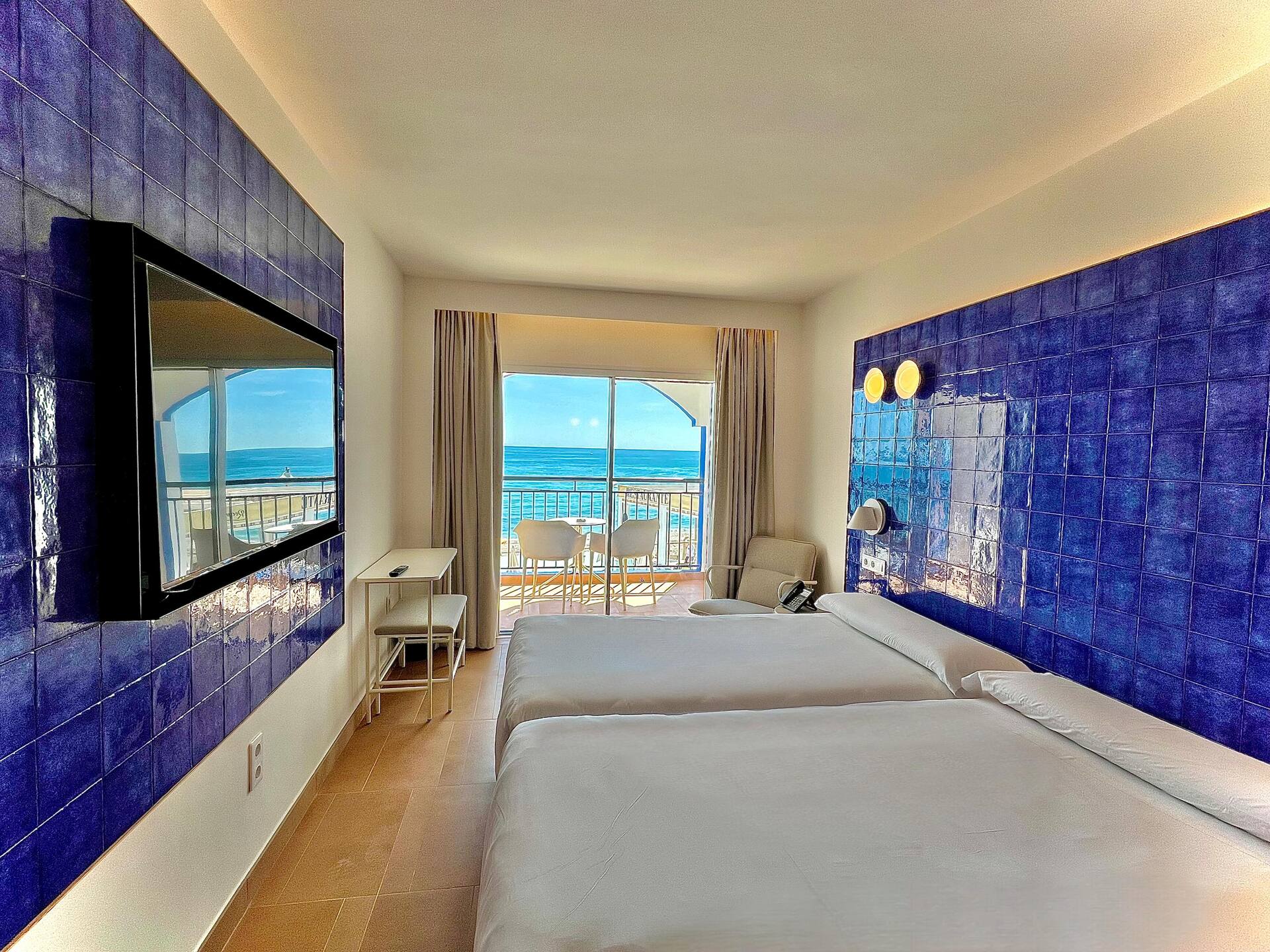 <p>Kahden hengen huone, osittainen merinäköala</p>