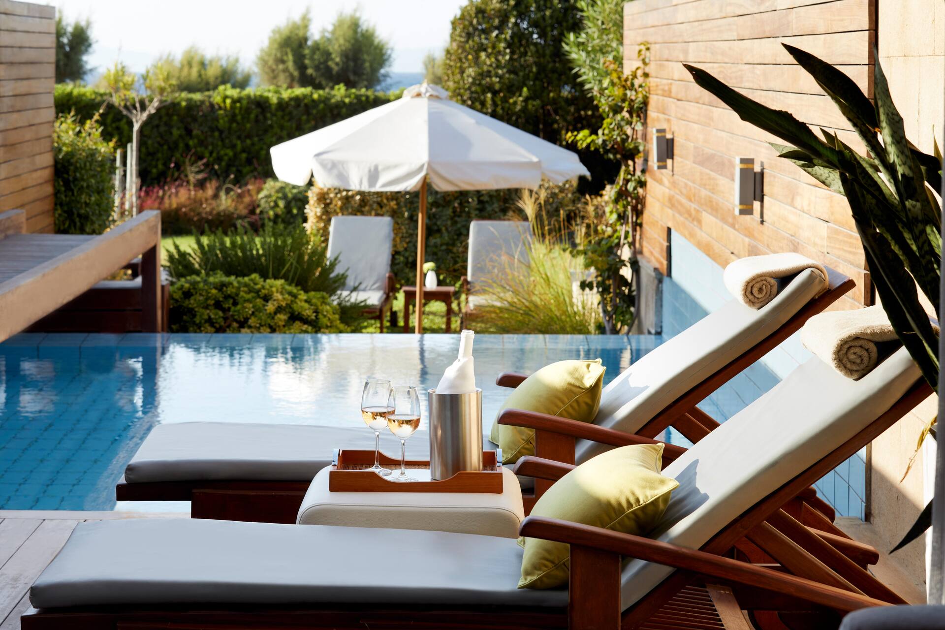 <p>Amus-sviitti, terassi, oma uima-allas ja puutarhanäkymä</p>