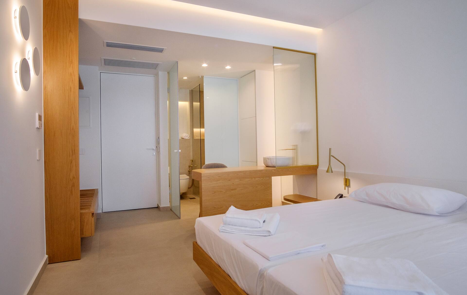 <p>Juniorsviitti, terassilta pääsy uima-altaaseen</p>