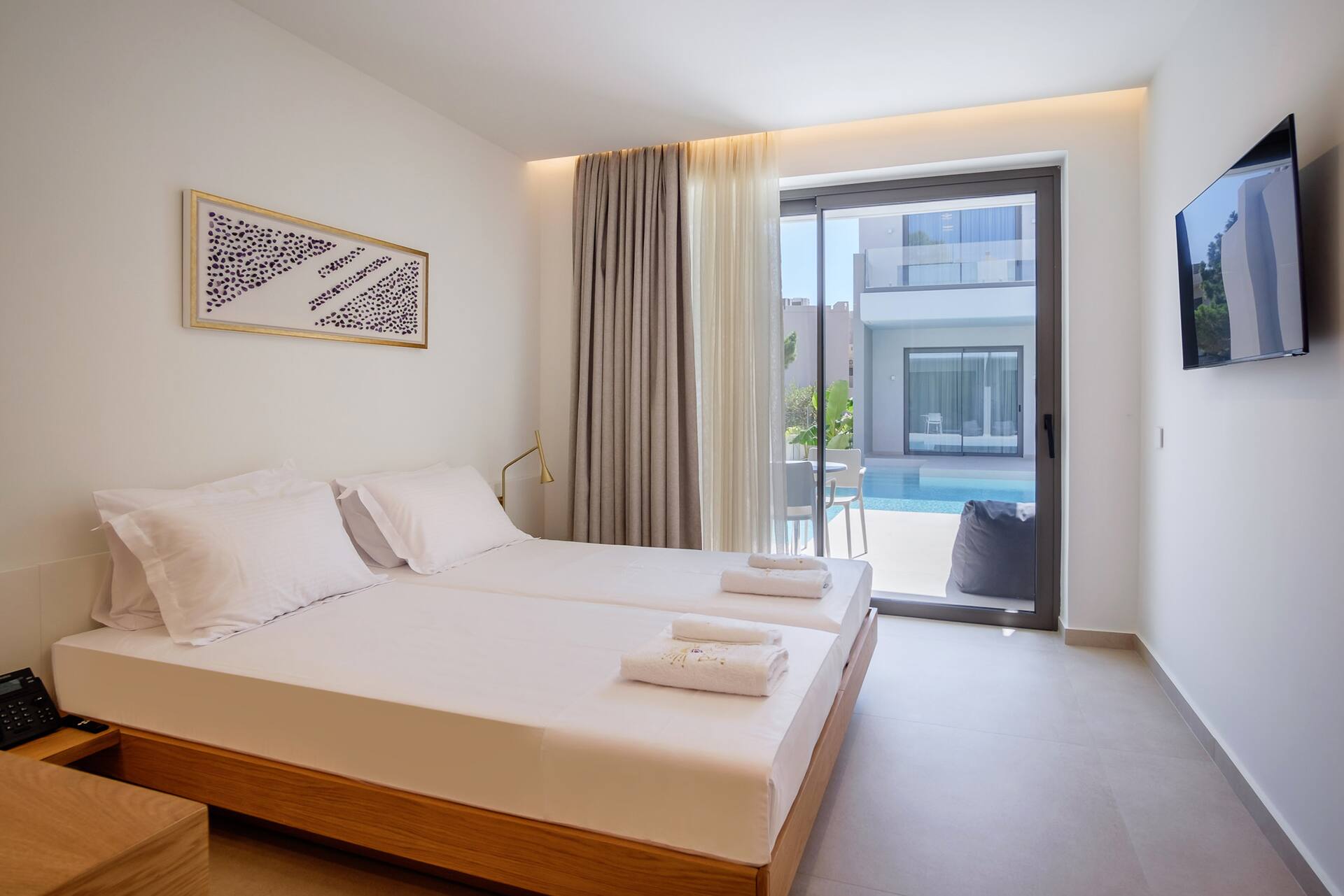 <p>Juniorsviitti, terassilta pääsy uima-altaaseen</p>