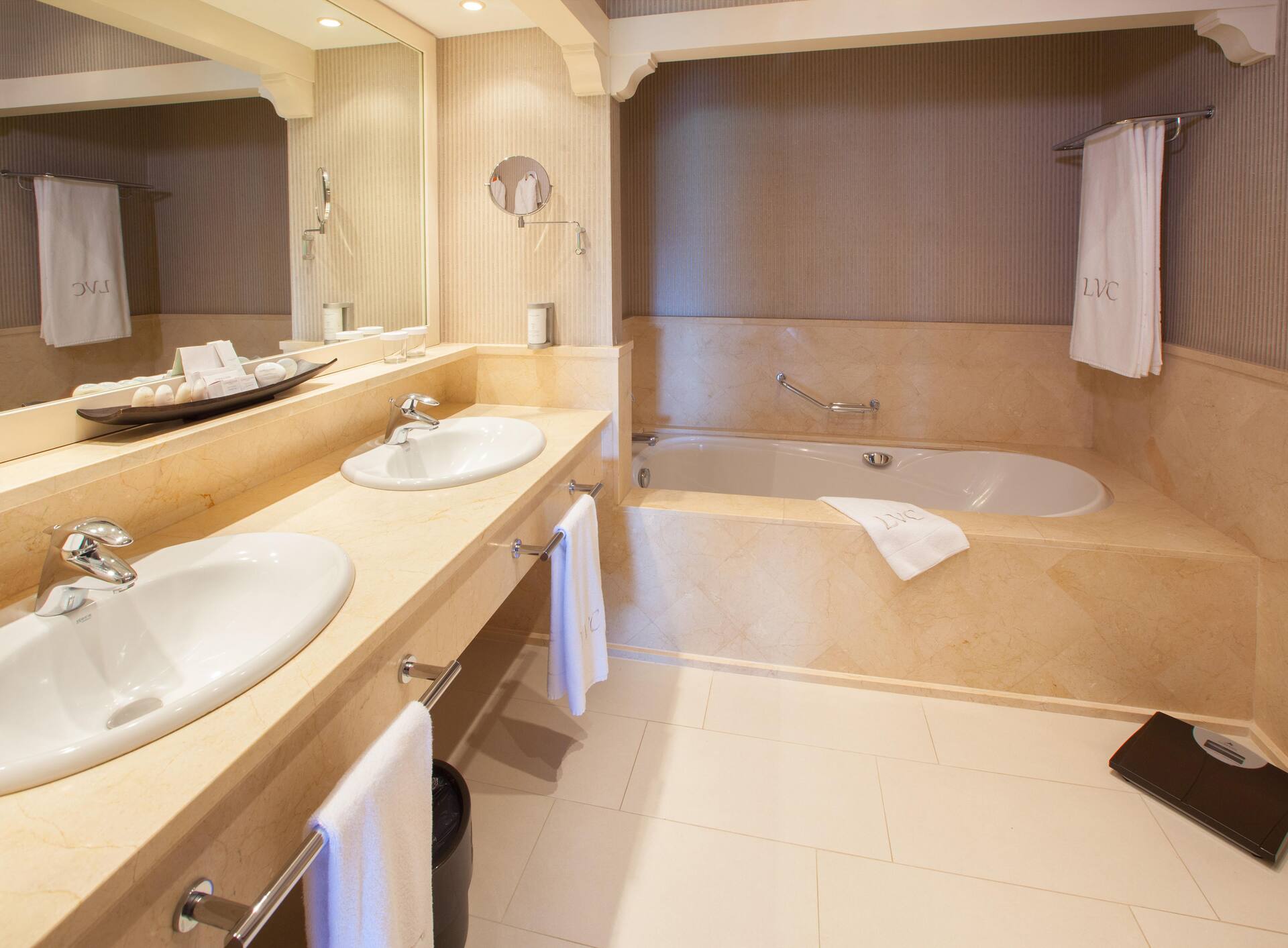 <p>Unique-juniorsviitti</p>