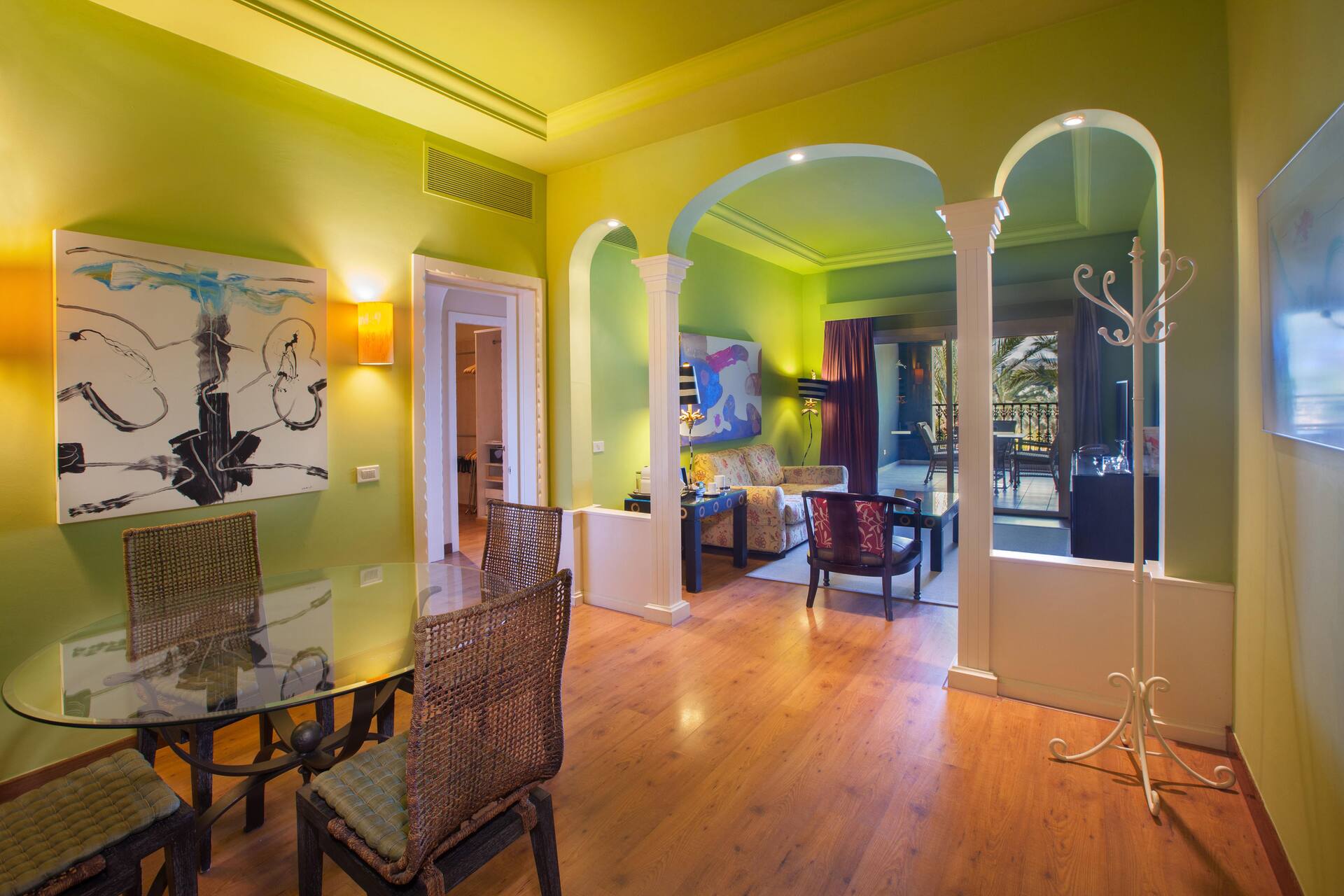 <p>Unique-juniorsviitti</p>