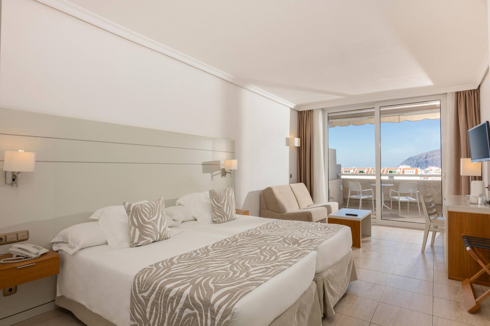 <p>kahden hengen huone</p>