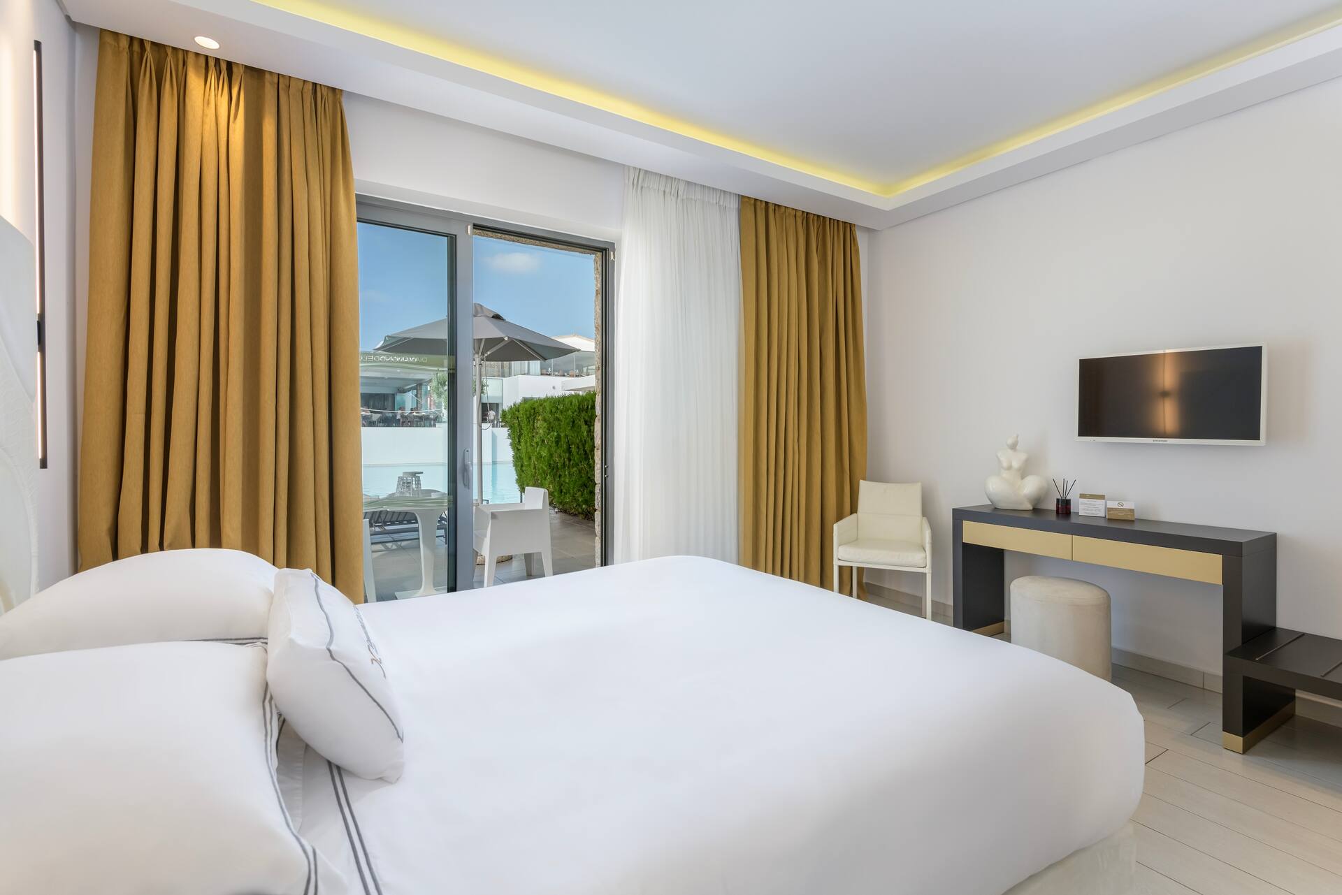 <p>kahden hengen Pool Front -huone</p>