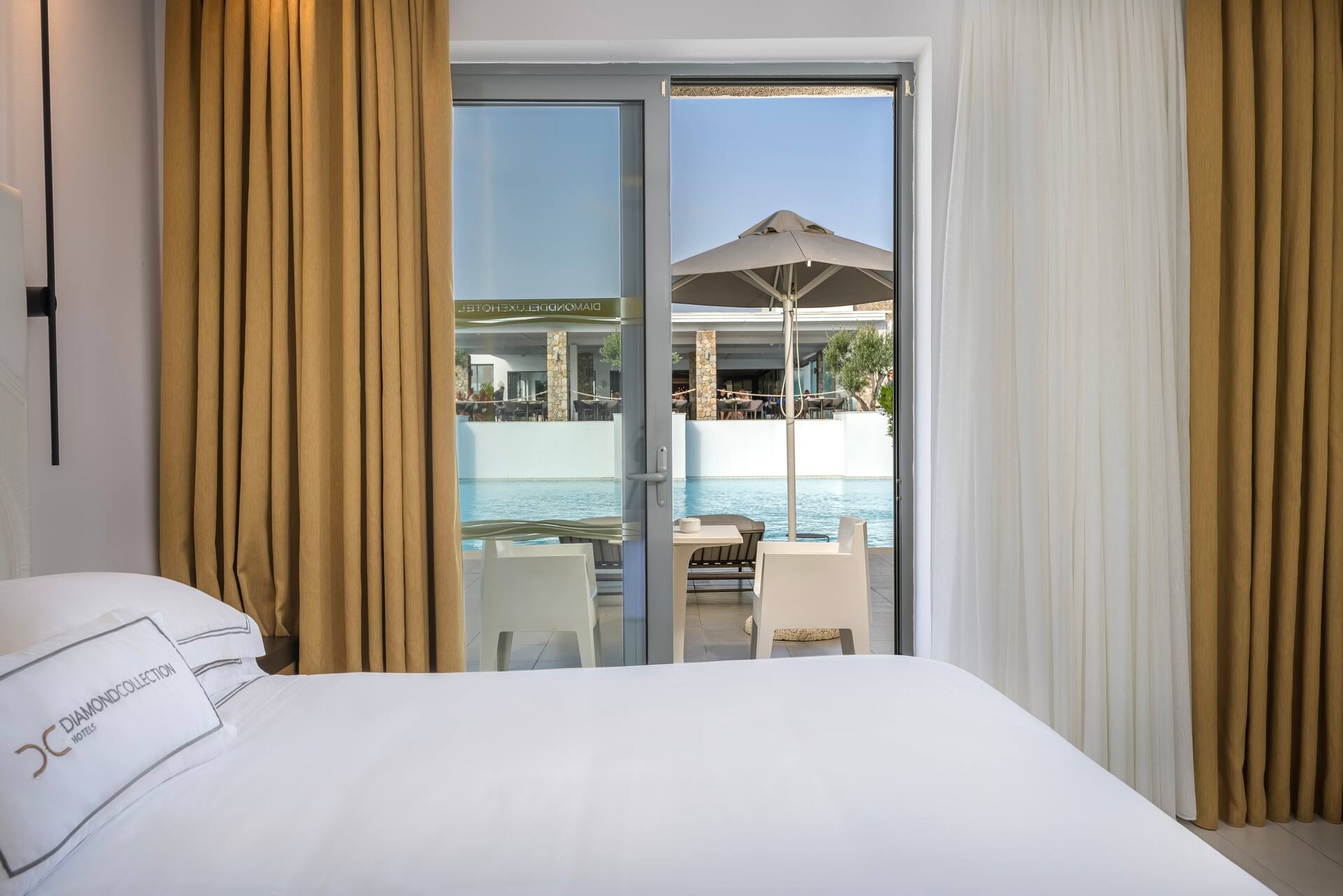 <p>kahden hengen Pool Front -huone</p>