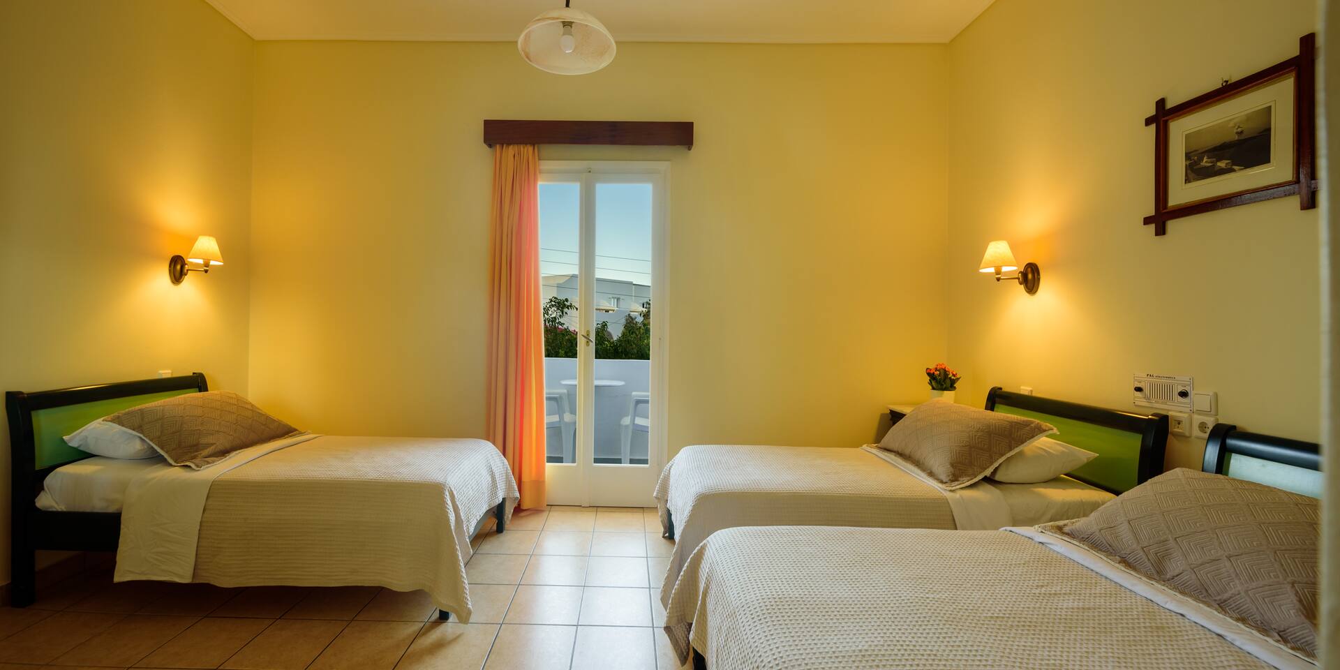 <p>kolmen hengen huone</p>