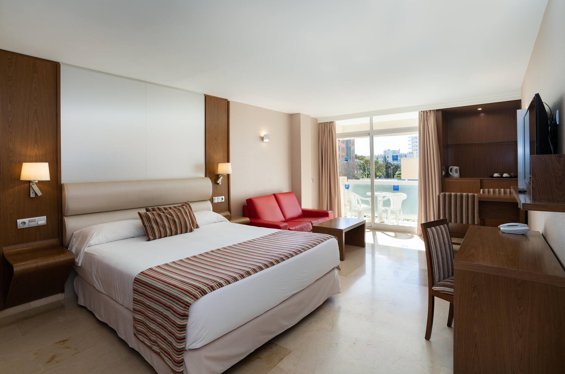 <p>Juniorsviitti, parveke uima-altaan puolella</p>