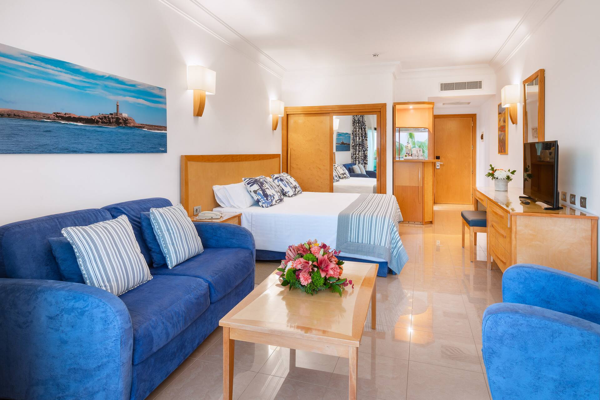 <p>Kahden hengen huone, osittainen merinäköala</p>