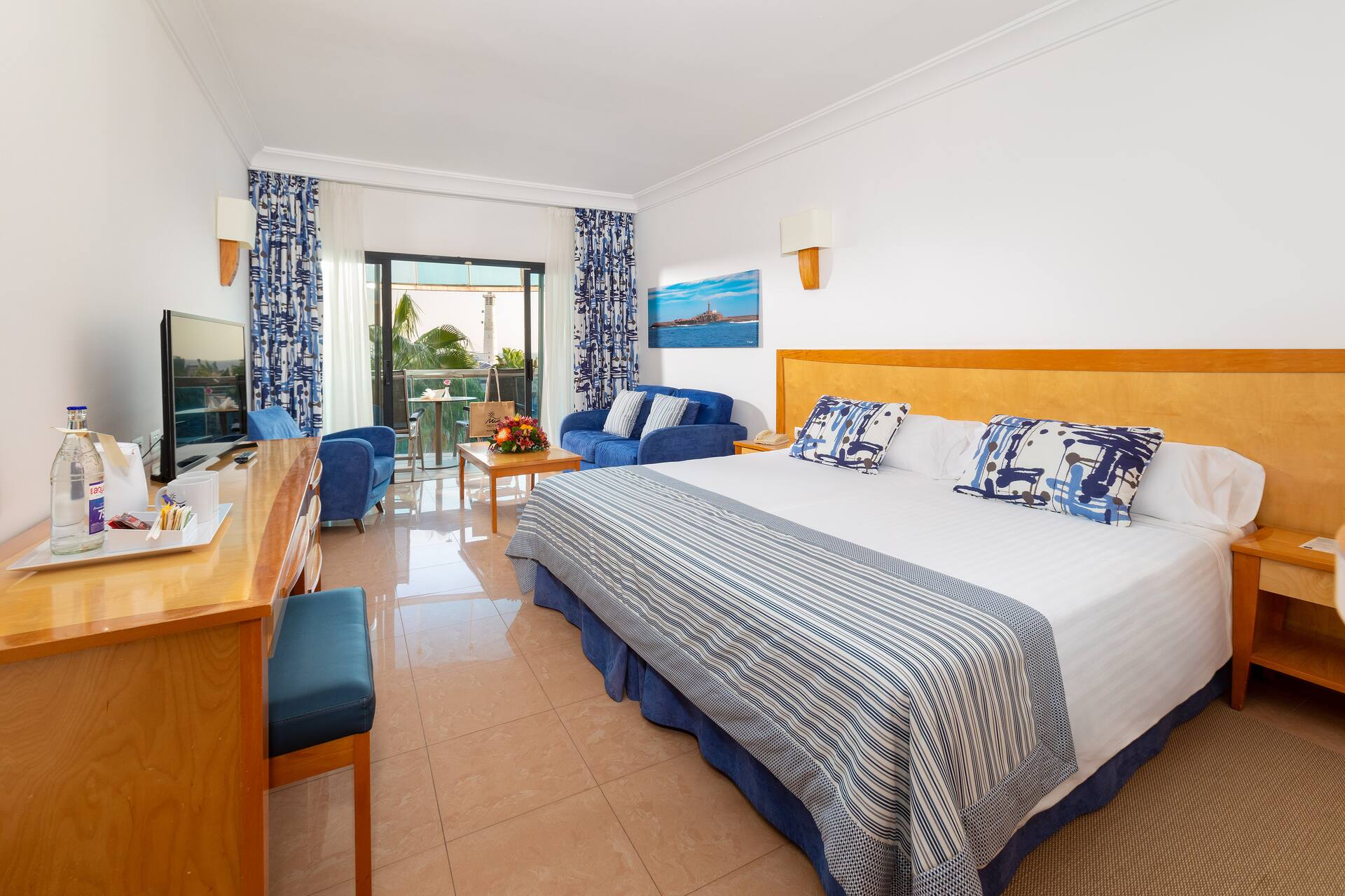 <p>Kahden hengen huone, osittainen merinäköala</p>