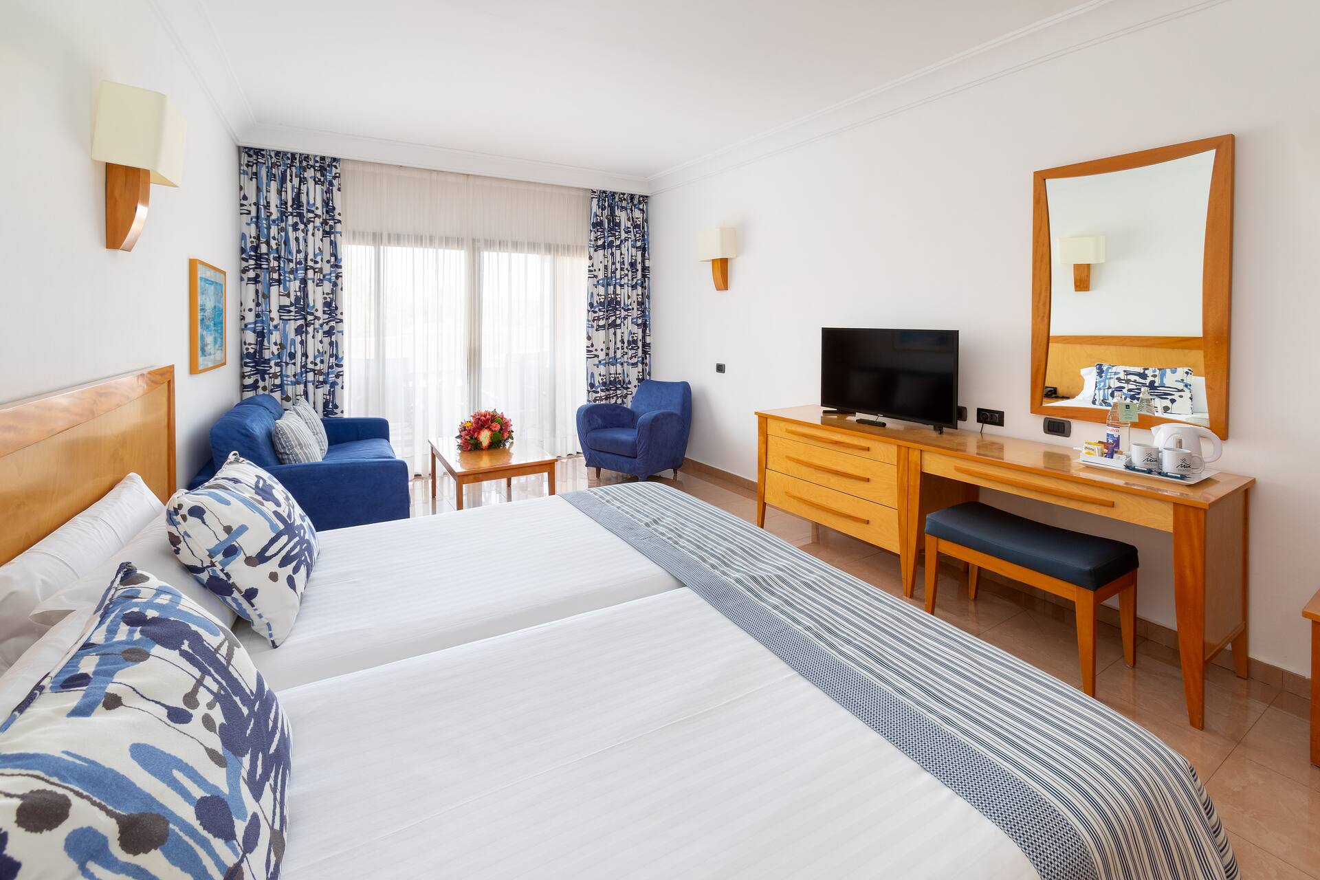 <p>Kahden hengen huone, näkymä uima-altaalle</p>