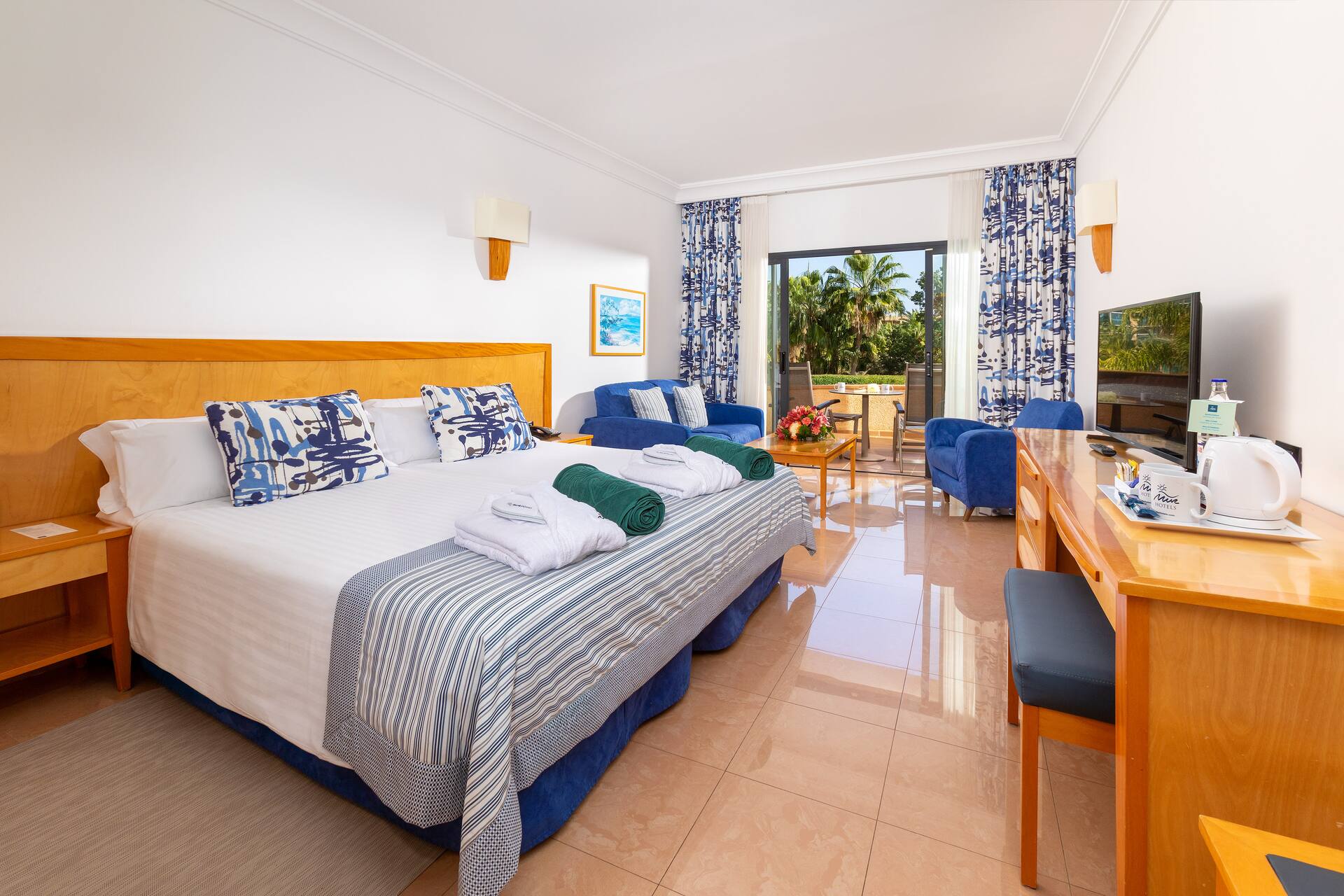 <p>Kahden hengen huone, näkymä uima-altaalle</p>