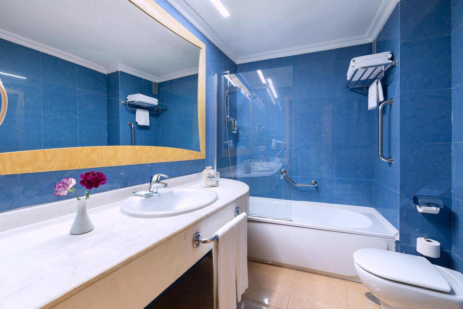 <p>Kahden hengen huone, osittainen merinäköala</p>