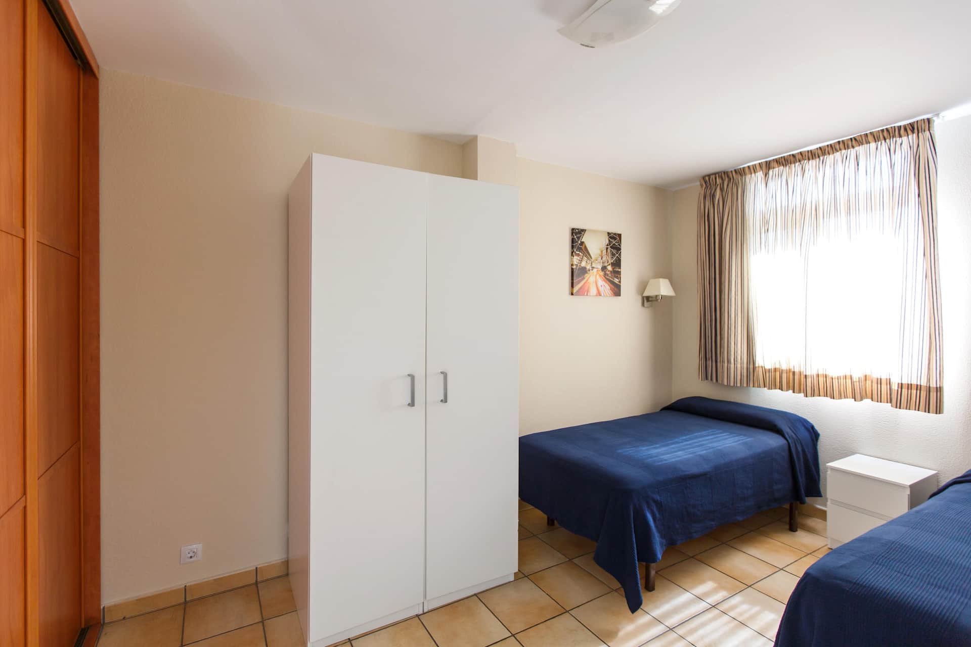 <p>Kahden makuuhuoneen huoneisto pohjakerroksessa</p>