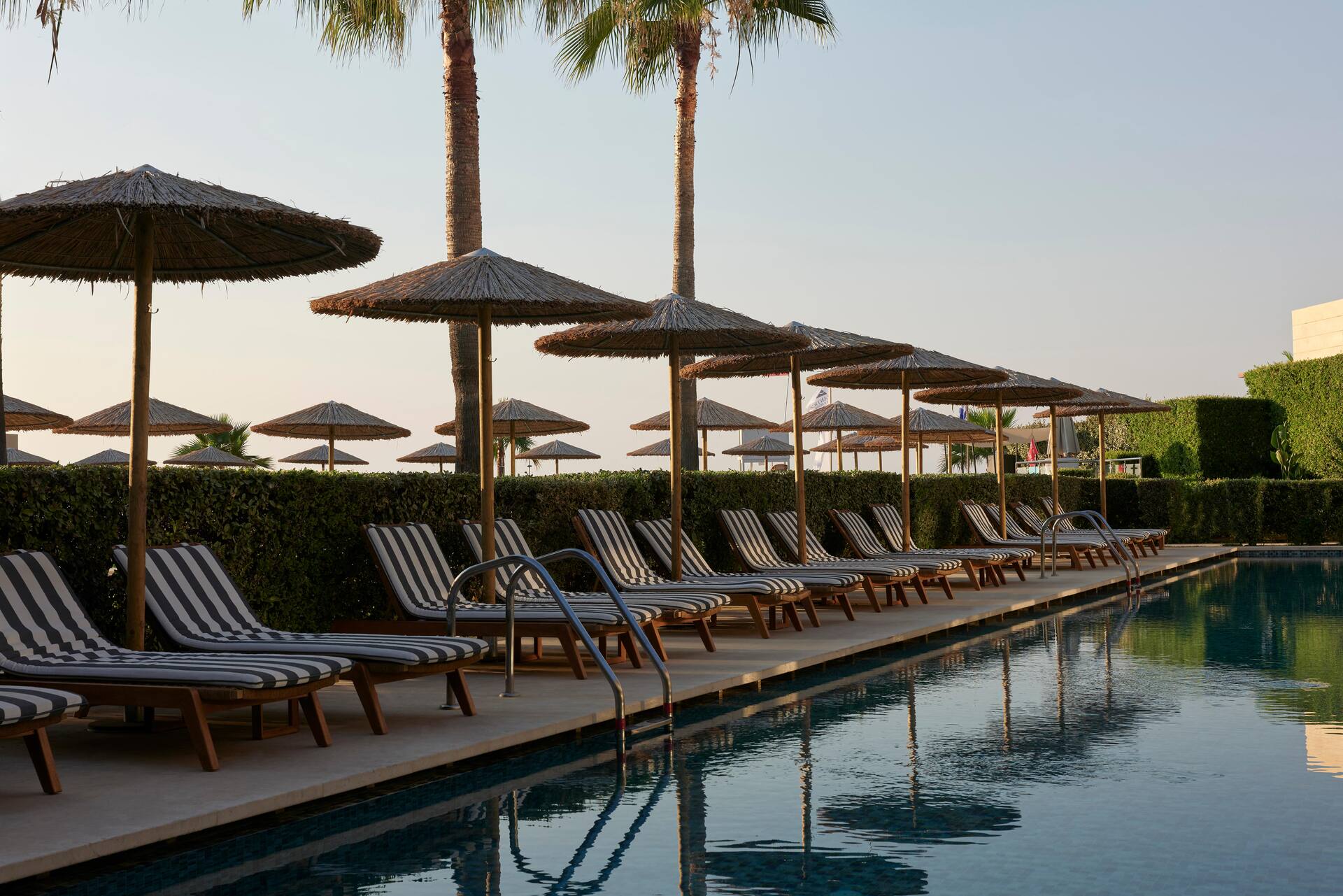 <p>Deluxe-huone/juniorsviitti, terassilta käynti uima-altaaseen</p>