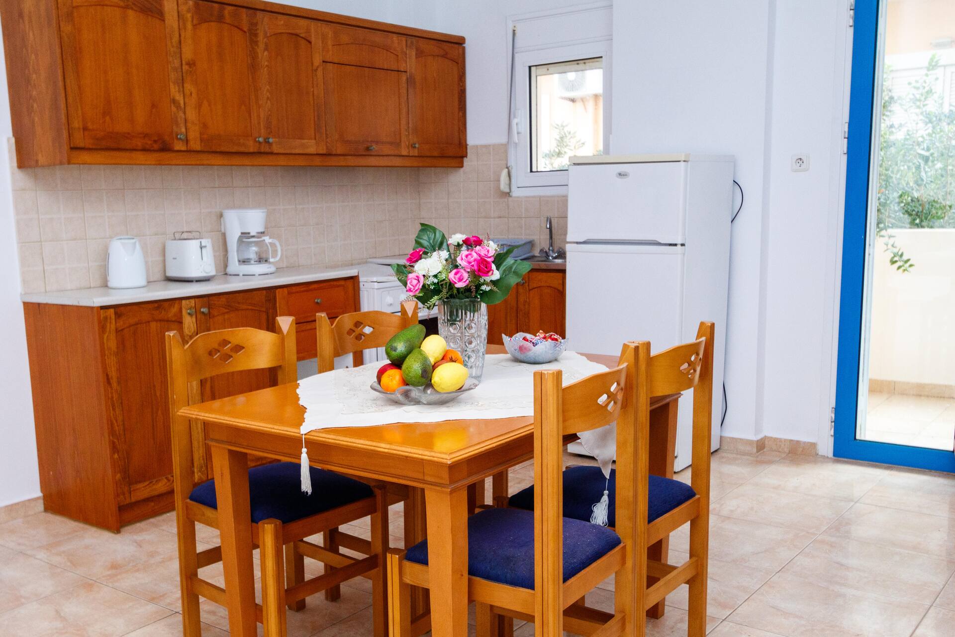 <p>tilavampi kaksio sivurakennuksessa</p>