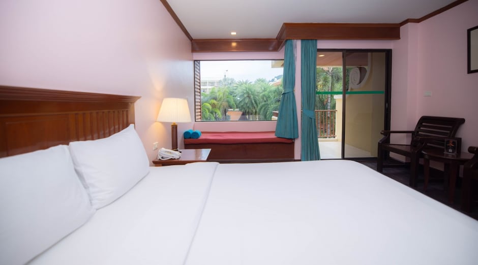 Baumanburi 19 - <p>Deluxe-huone, uima-altaan puolella</p>