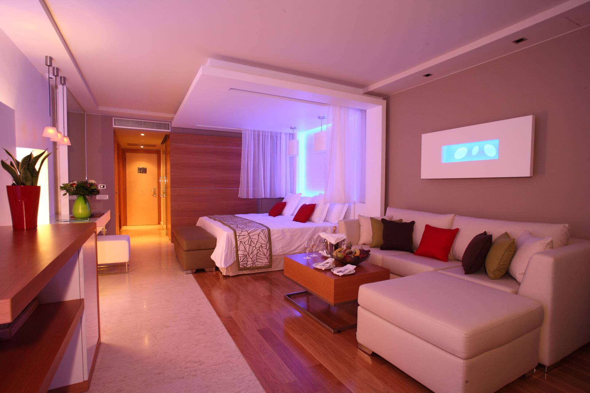 <p>Amus-sviitti, terassi, oma uima-allas</p>