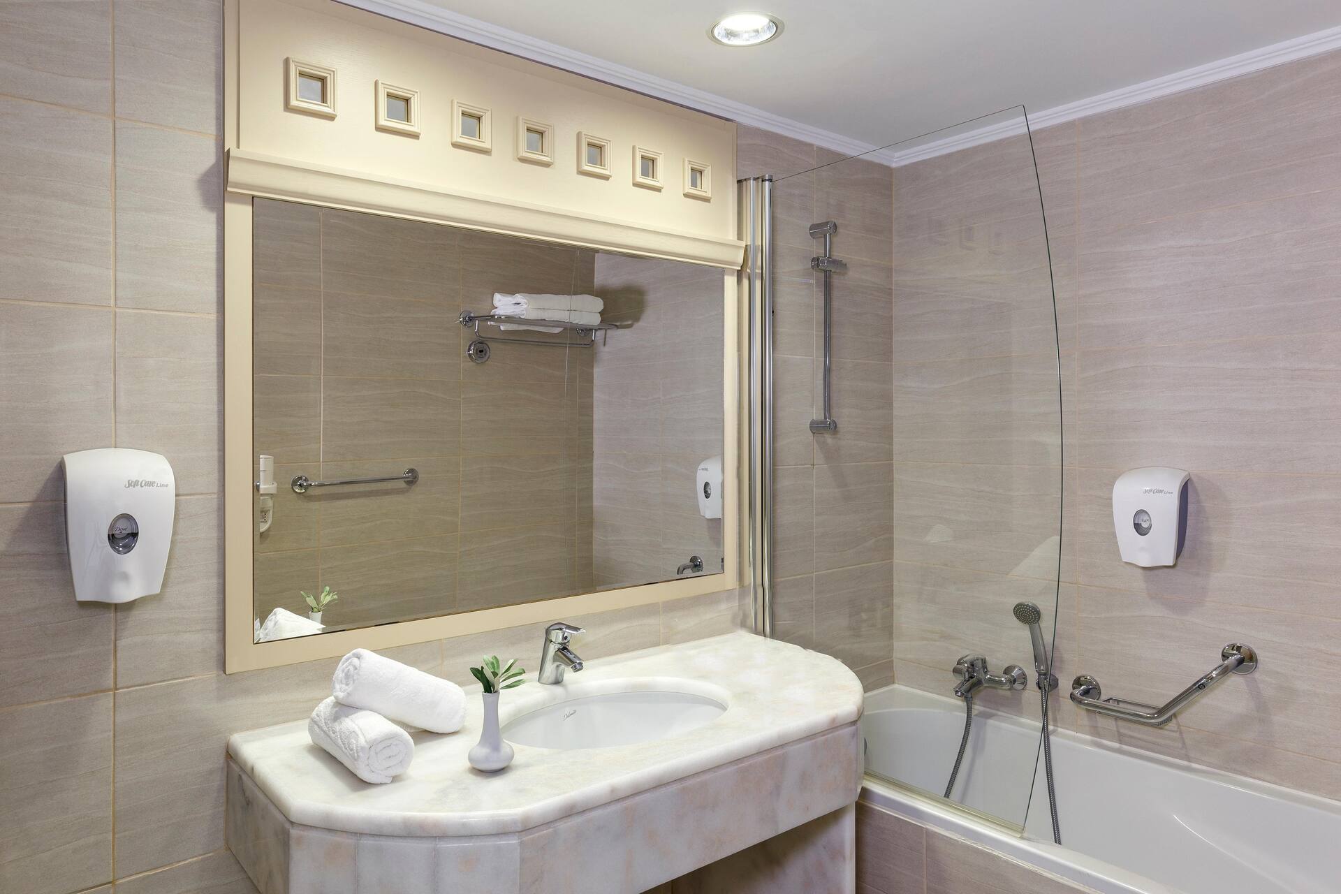 <p>Kahden hengen huone bungalow-rakennuksessa</p>