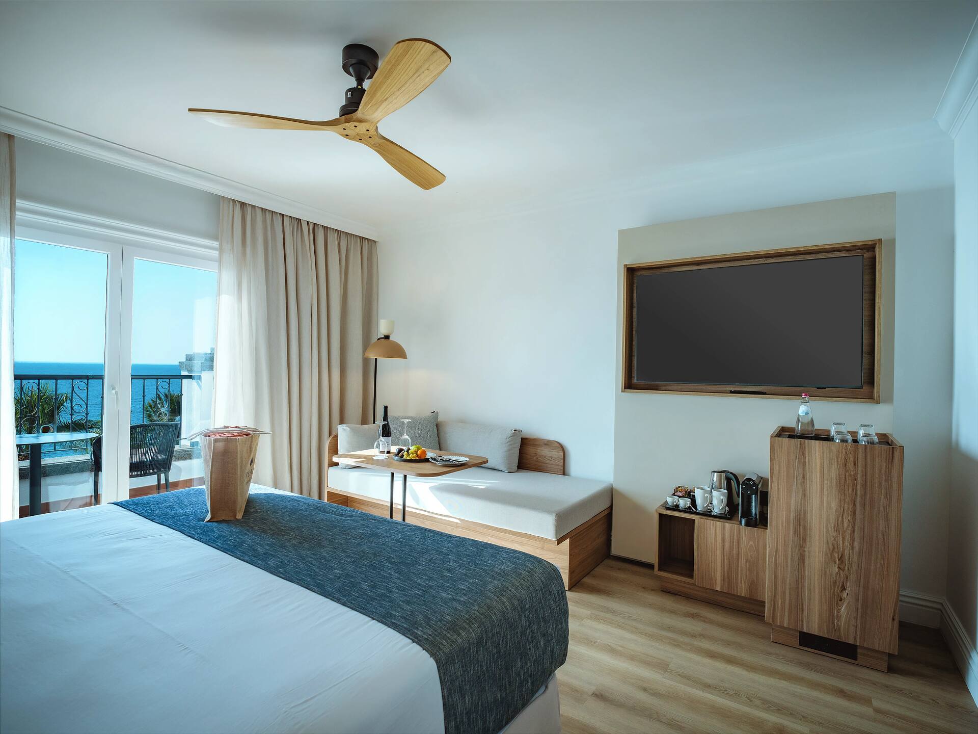 <p>kahden hengen huone, osittainen merinäköala</p>