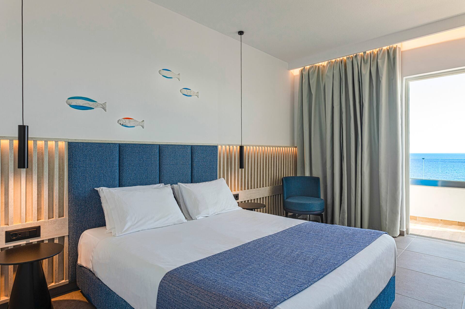 <p>Kahden hengen huone, osittainen merinäköala</p>