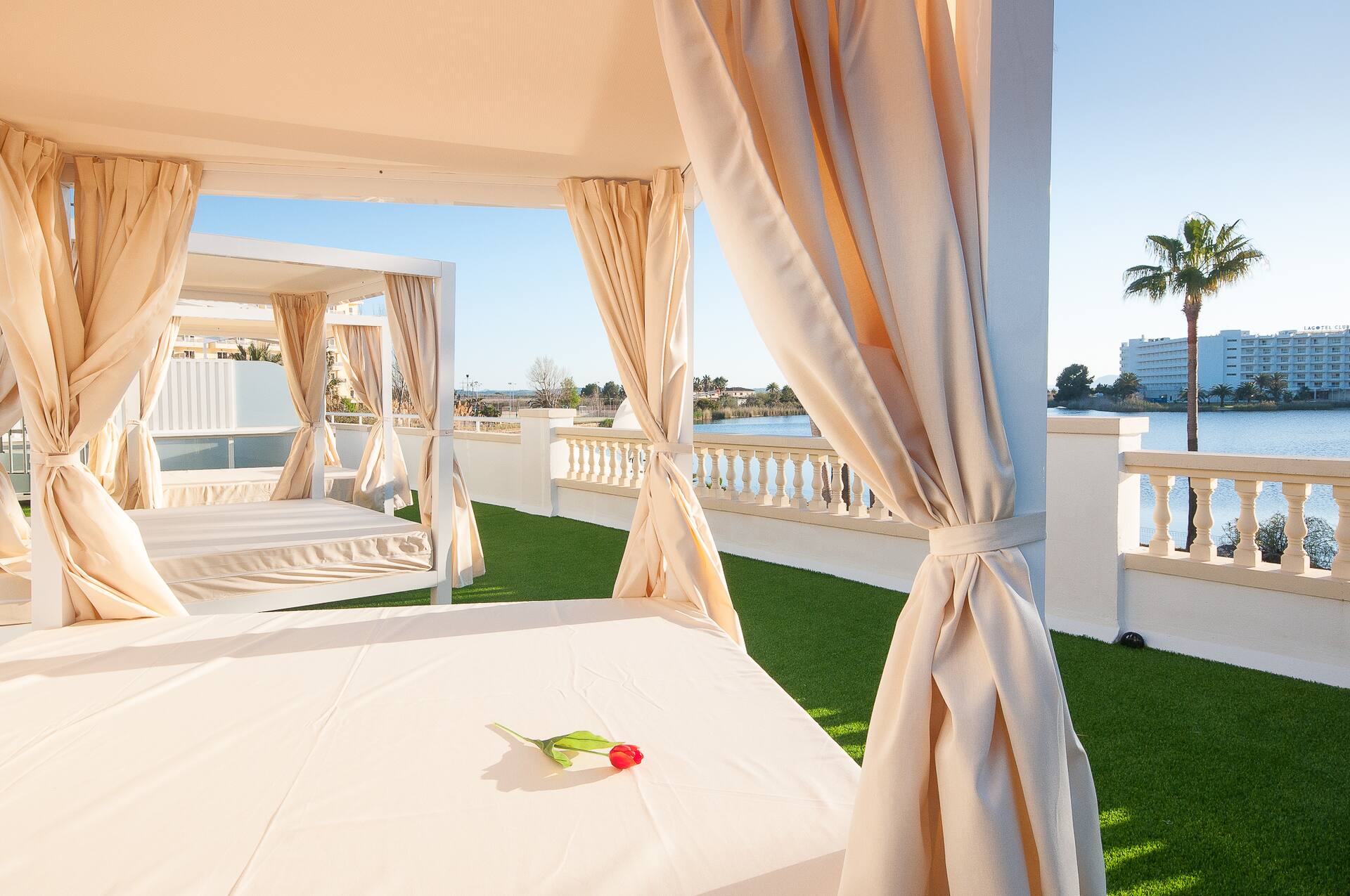 <p>Premium-yksiöiden edustalla oleva yhteisalue</p>