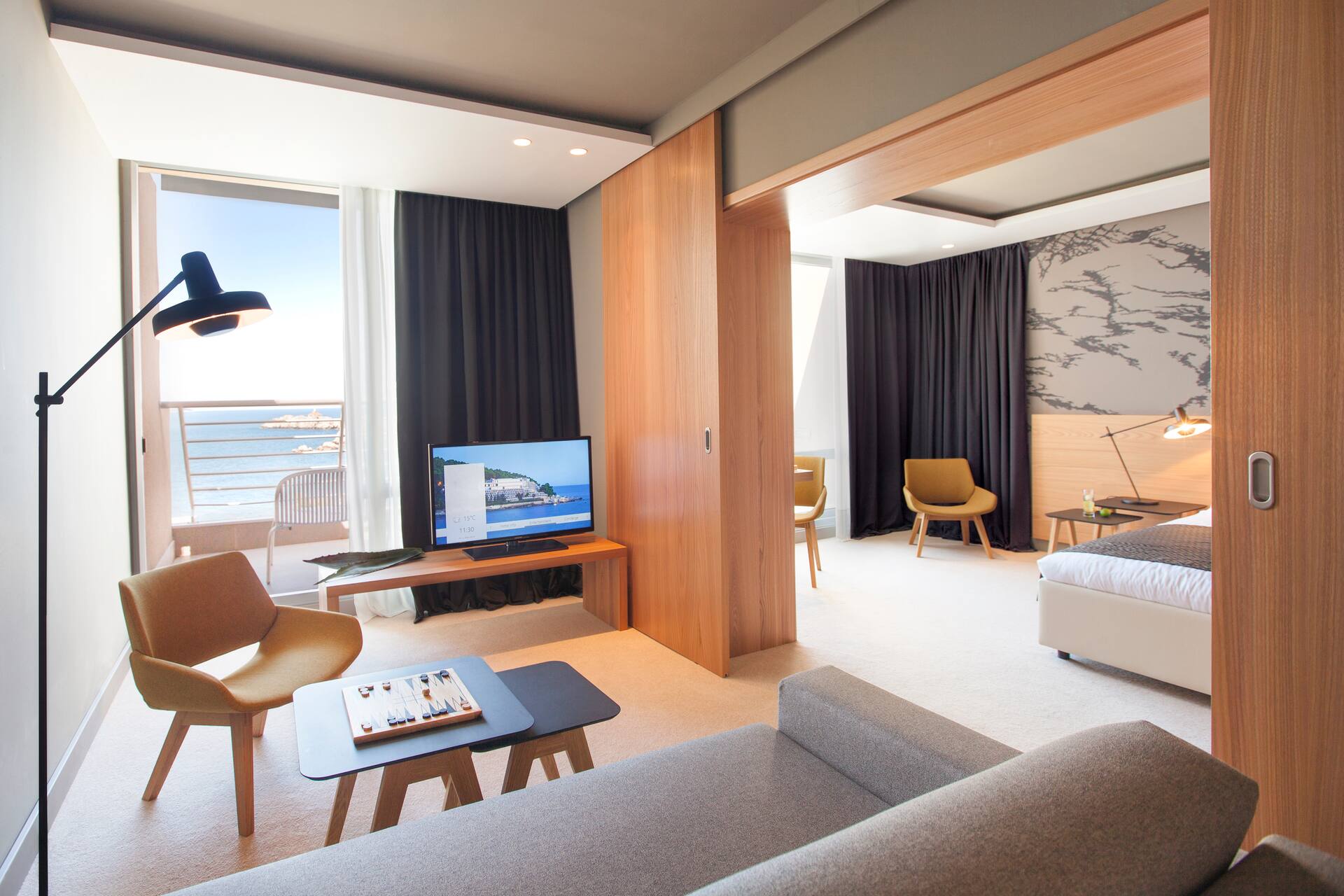 <p>Juniorsviitti, parveke ja merinäköala</p>