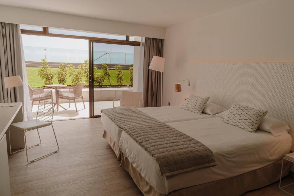 <p>Kahden hengen huone, terassi ja pääsy Infinity-allasalueelle</p>