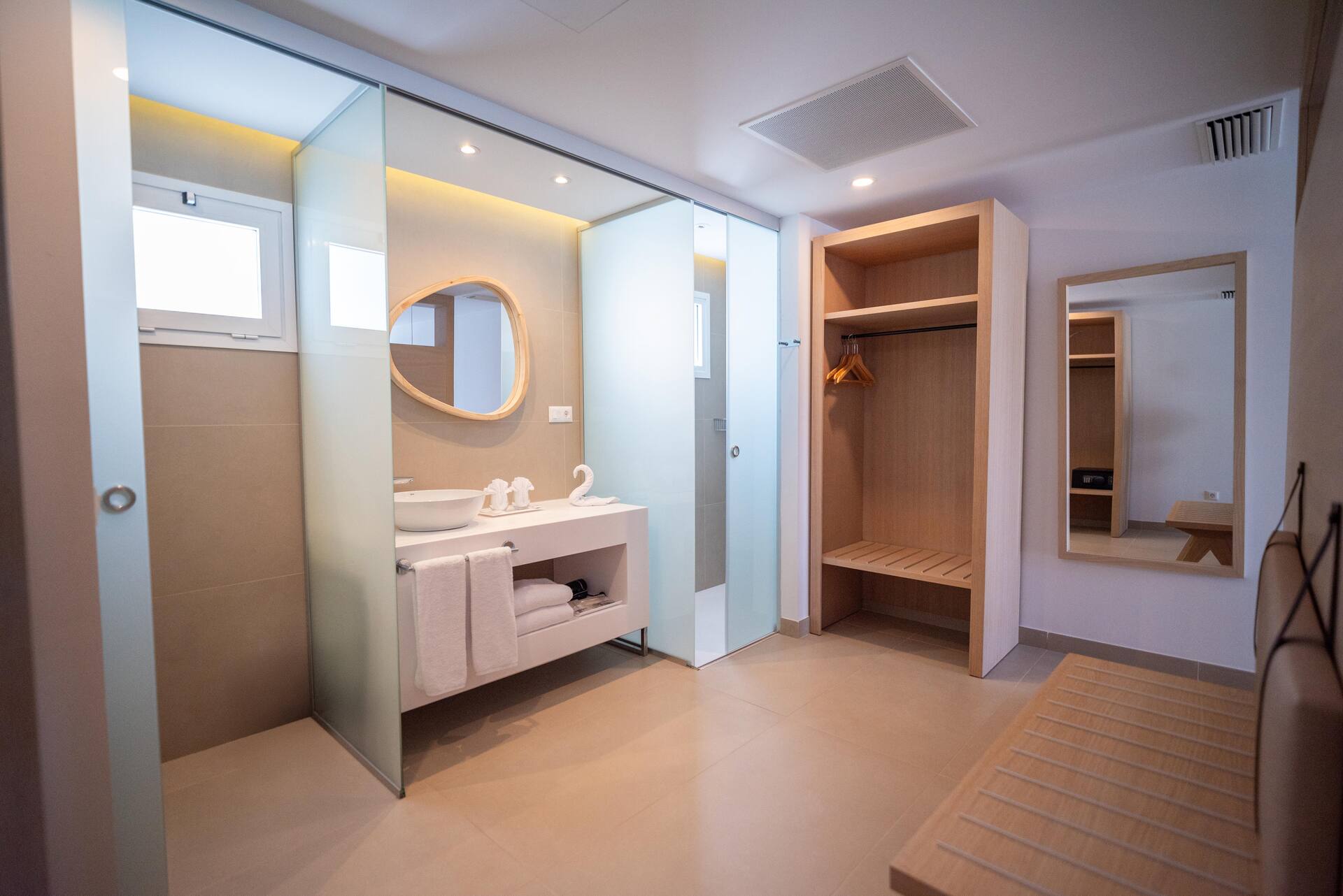 <p>Adults Only -juniorsviitti</p>