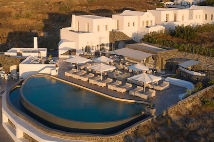 Danae Suites, Finikia