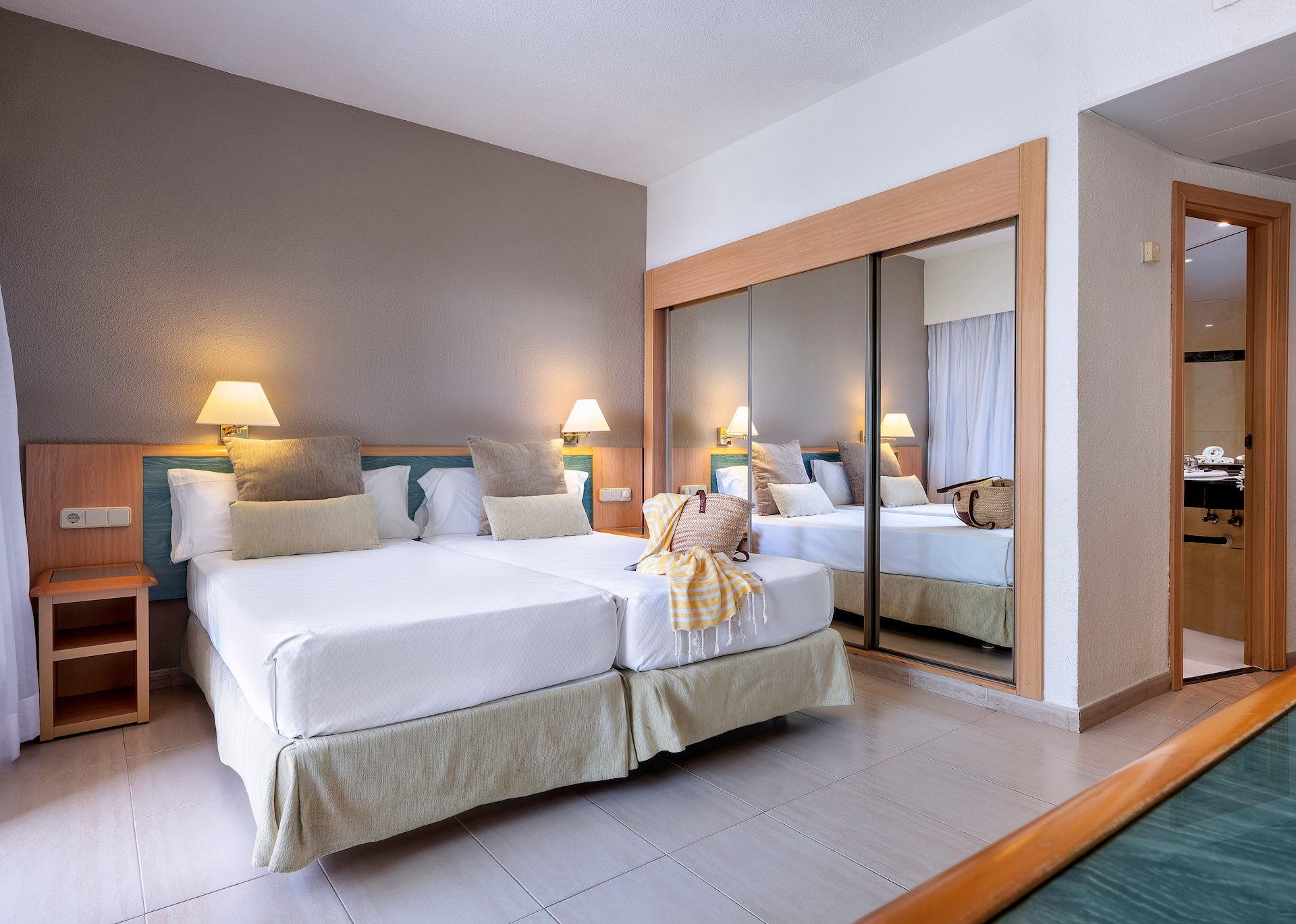 <p>Kahden hengen huone, osittainen merinäköala</p>