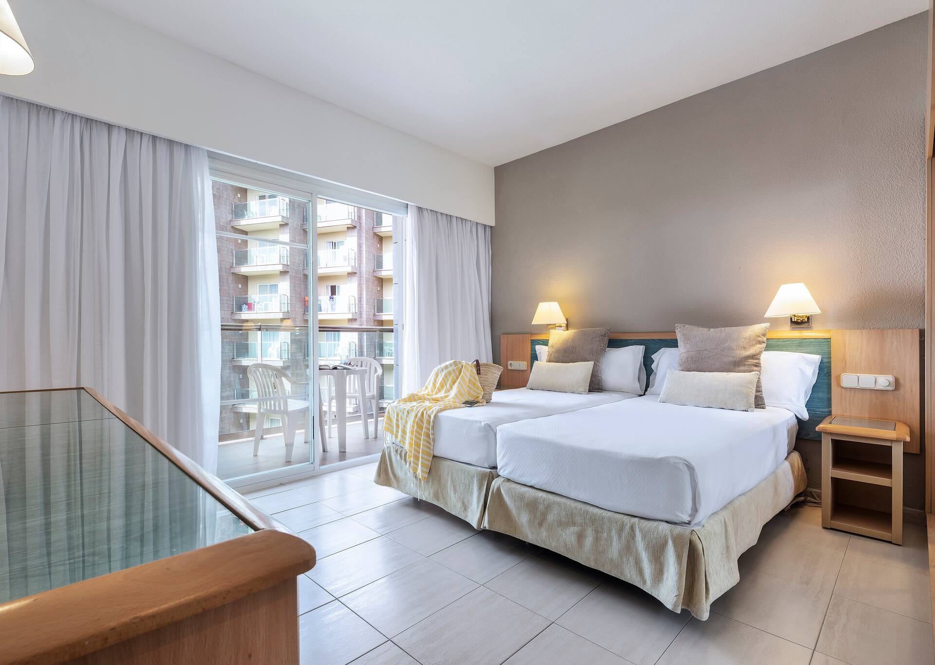 <p>Kahden hengen huone, osittainen merinäköala</p>