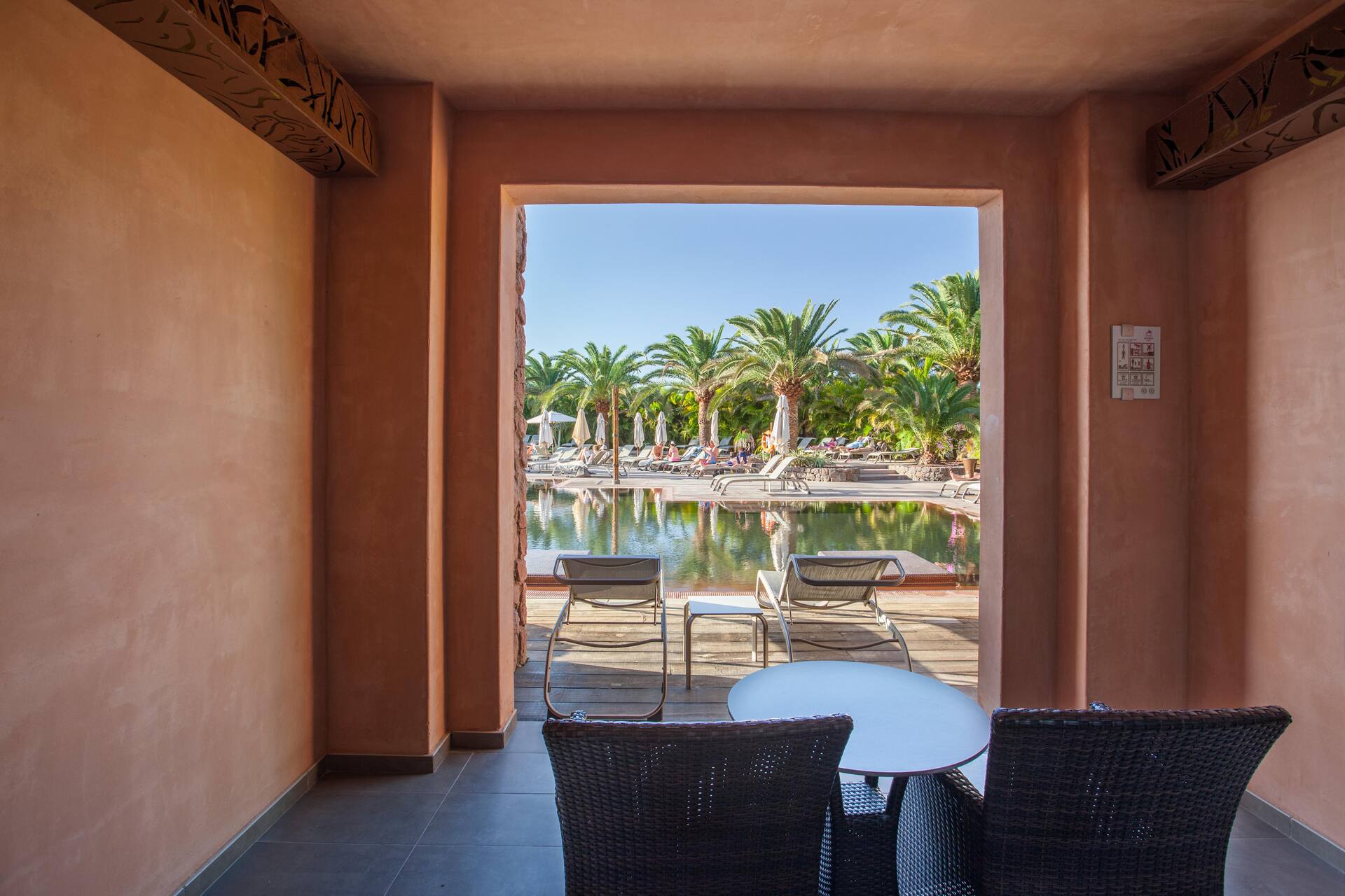 <p>Perhehuone, terassilta käynti uima-altaaseen</p>