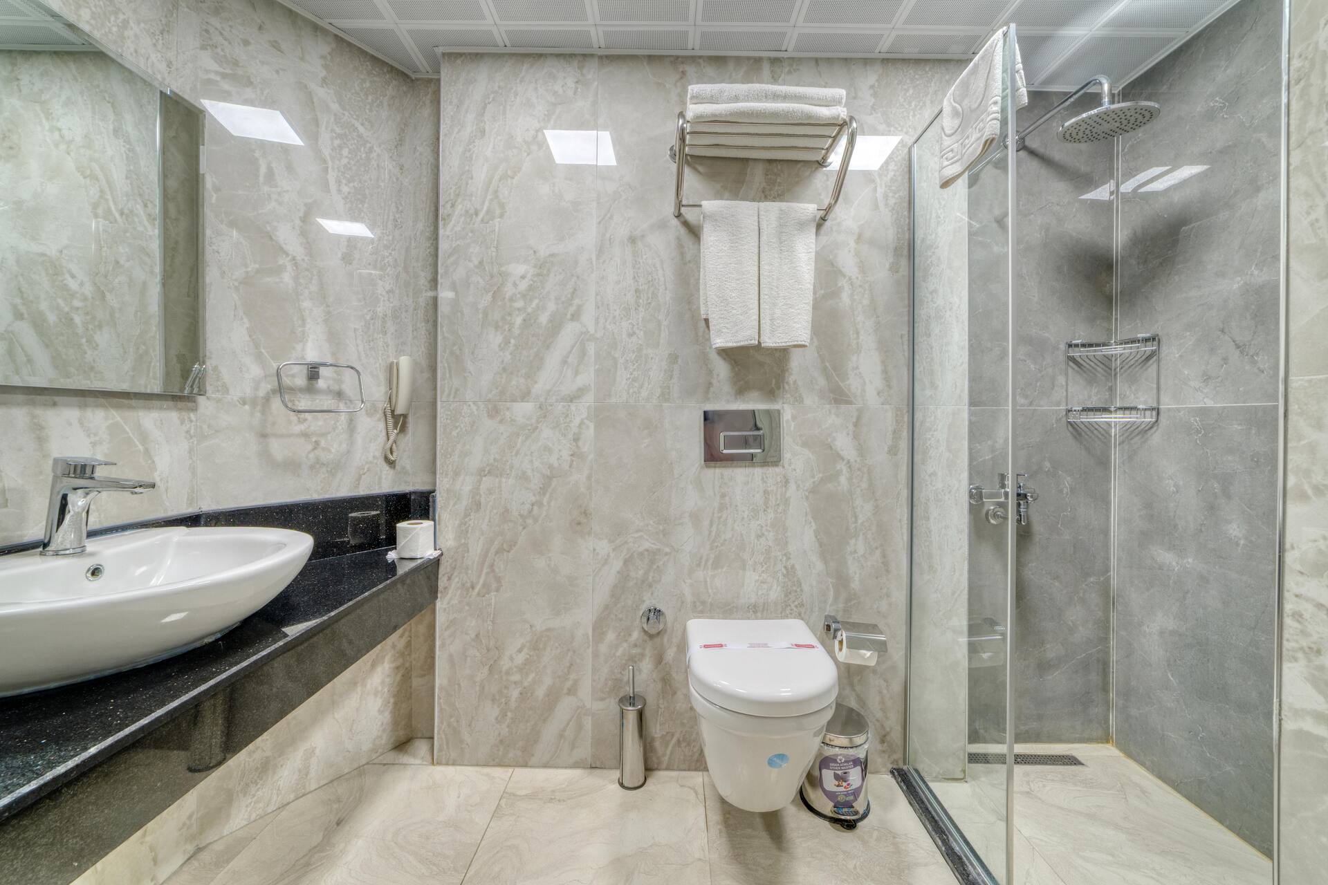 <p>Kahden hengen huone, osittainen merinäköala</p>