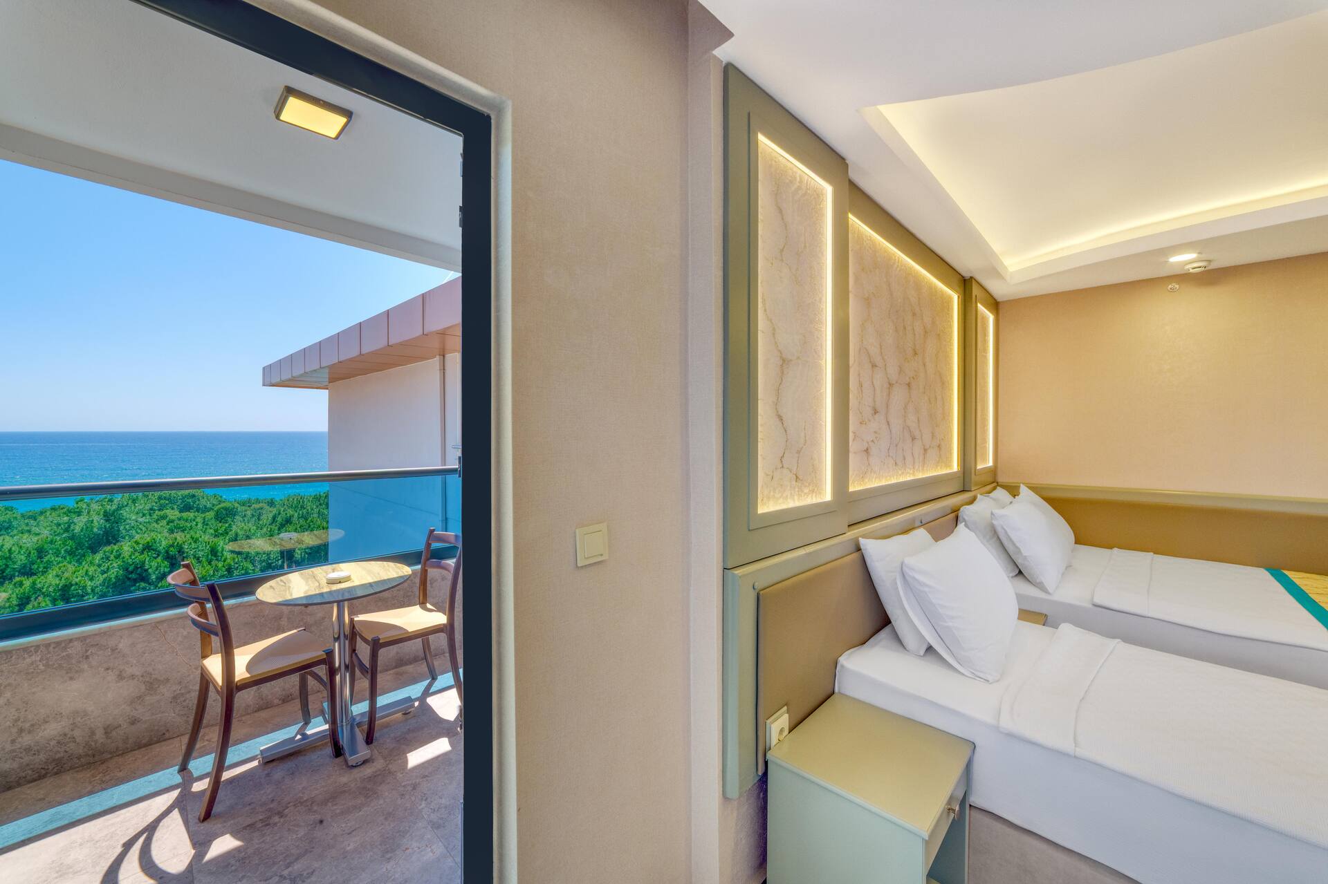 <p>Kahden hengen huone, osittainen merinäköala</p>