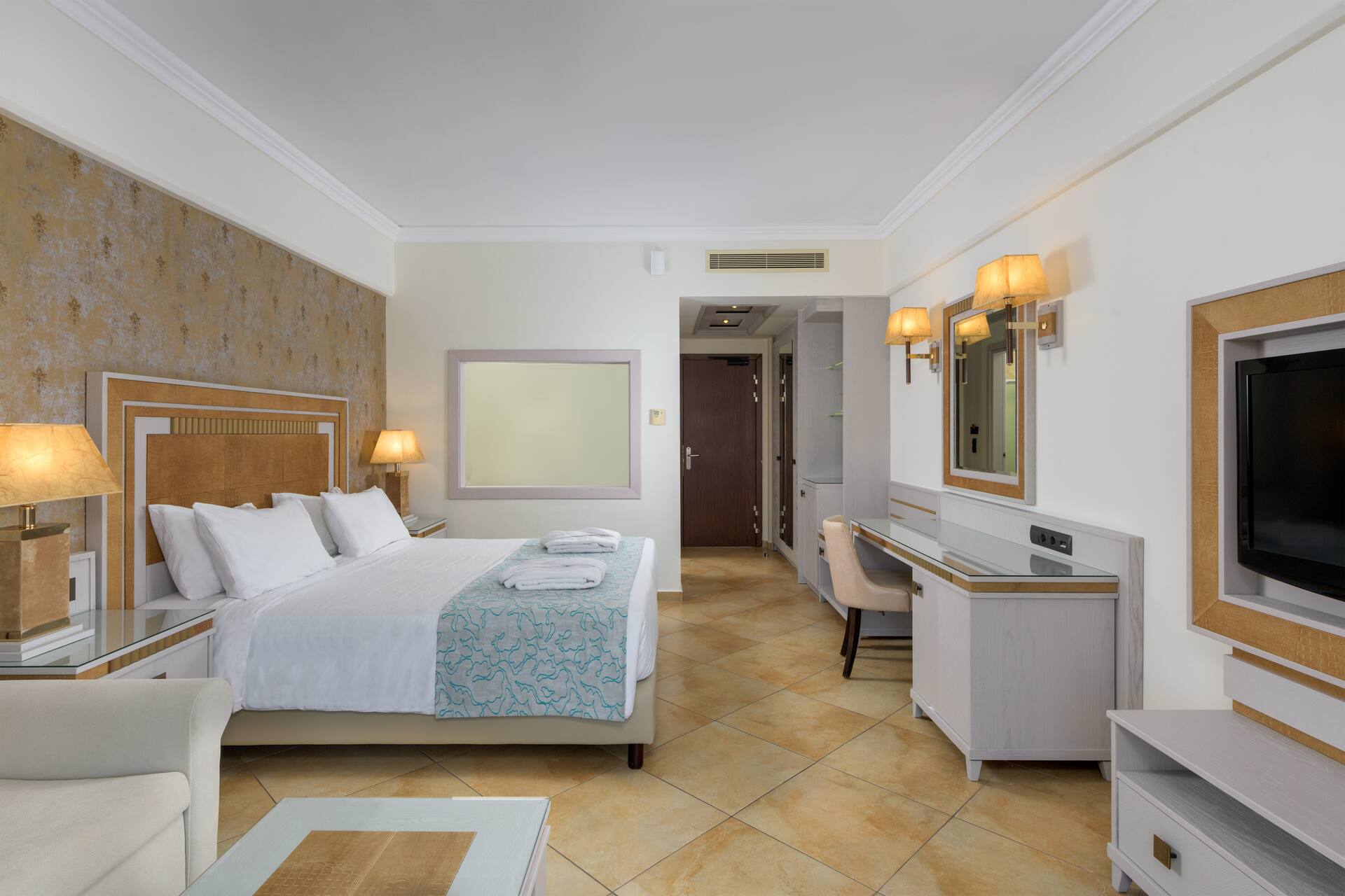 <p>Superior-huone, parveke, uima-allasnäkymä</p>