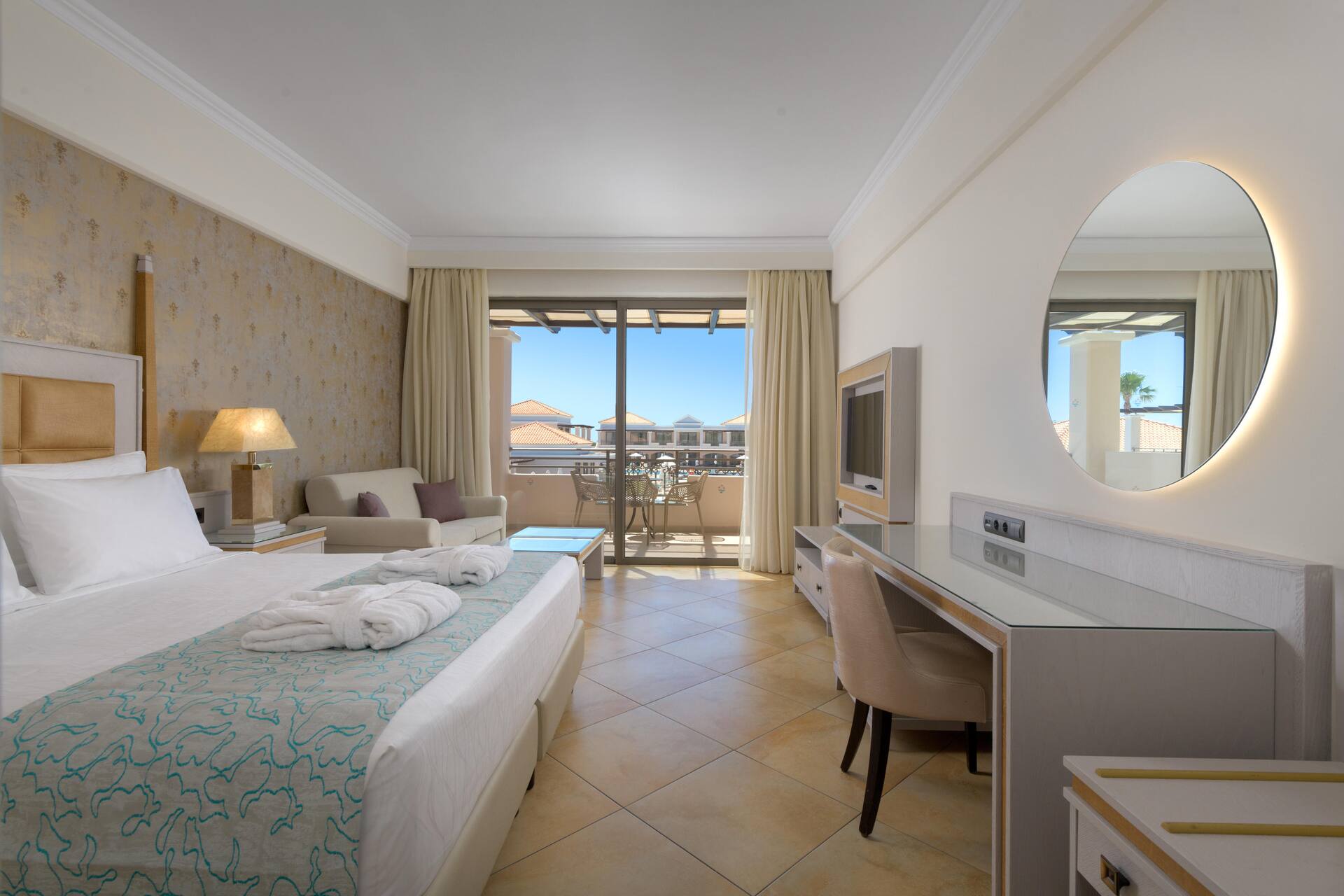 <p>Superior-huone, parveke, uima-allasnäkymä</p>