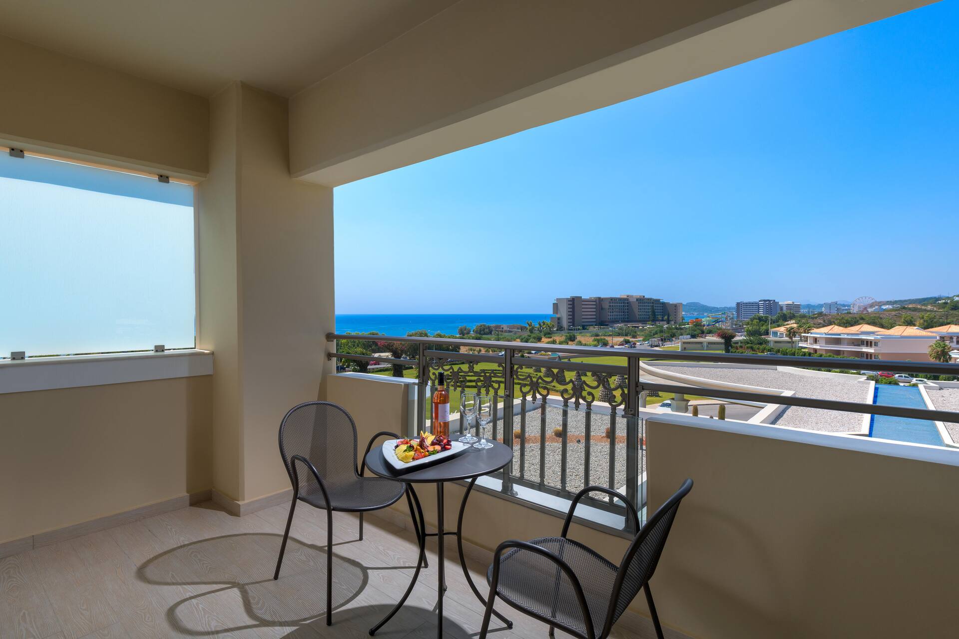 <p>Juniorsviitti, parveke ja osittainen merinäköala</p>