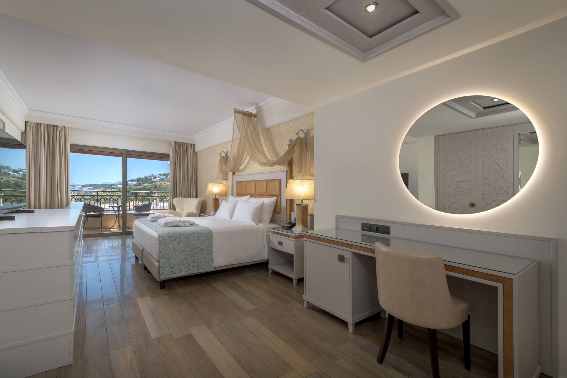 <p>Panoramic Suite -sviitti, oma uima-allas</p>