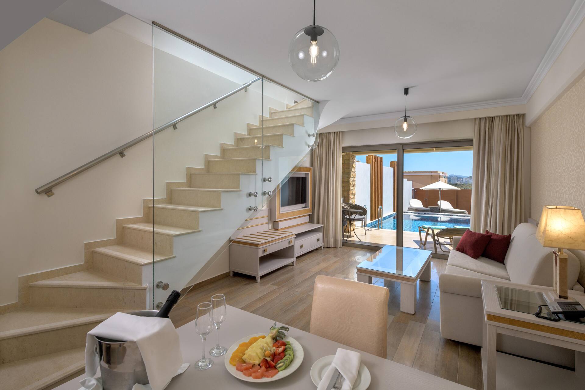 <p>Panoramic Suite -sviitti, oma uima-allas</p>