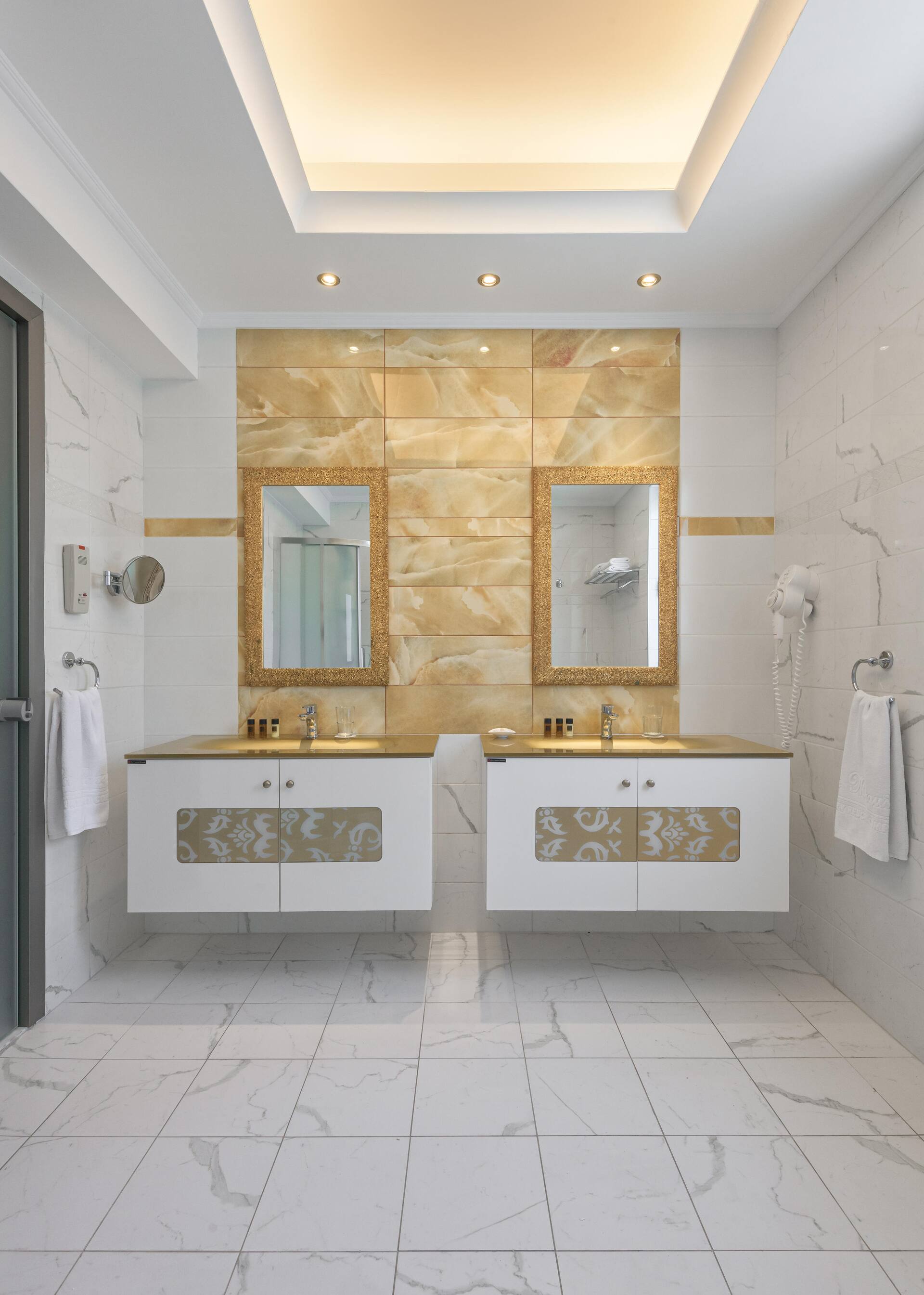 <p>Private pool -huvila, oma uima-allas</p>